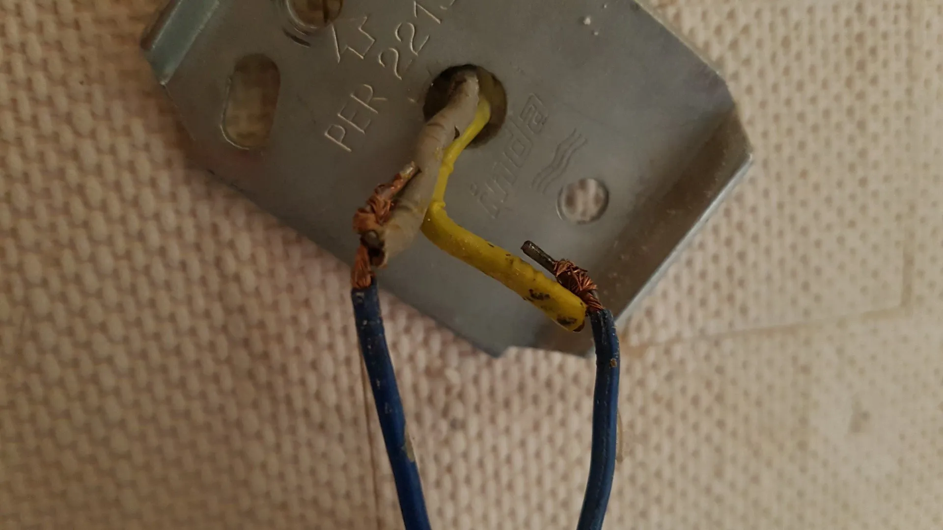 Installation électrique du F4 en cours de reprise pendant le chantier