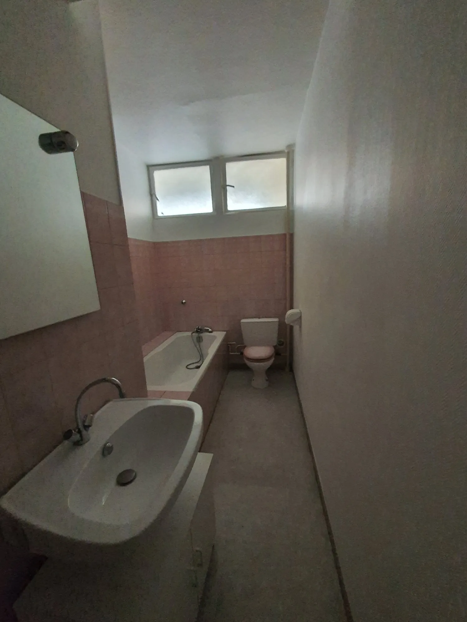 Salle de bain rose avant travaux