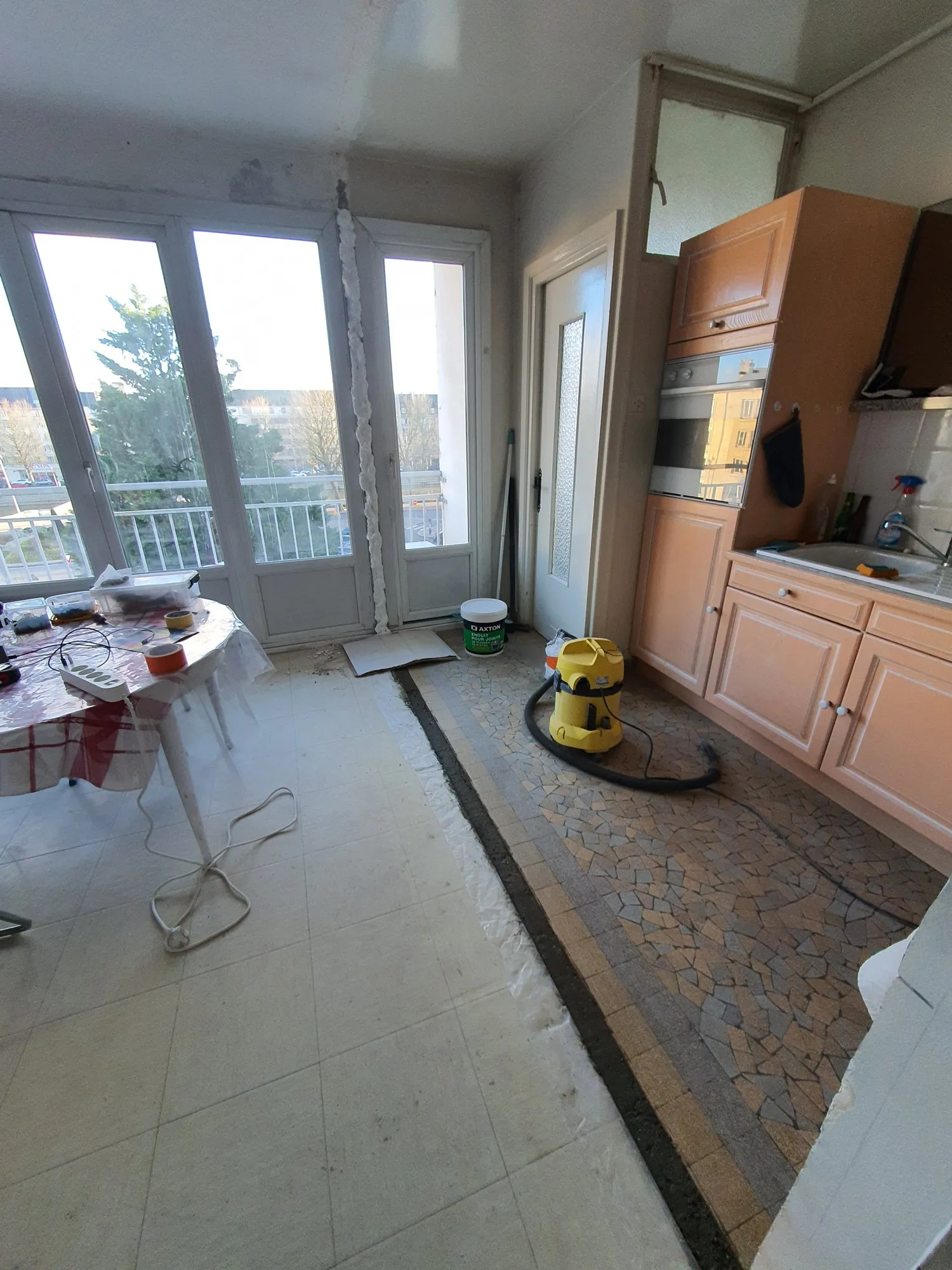 Saignées ouvertes et réseaux tirés pendant le chantier du 2 pièces