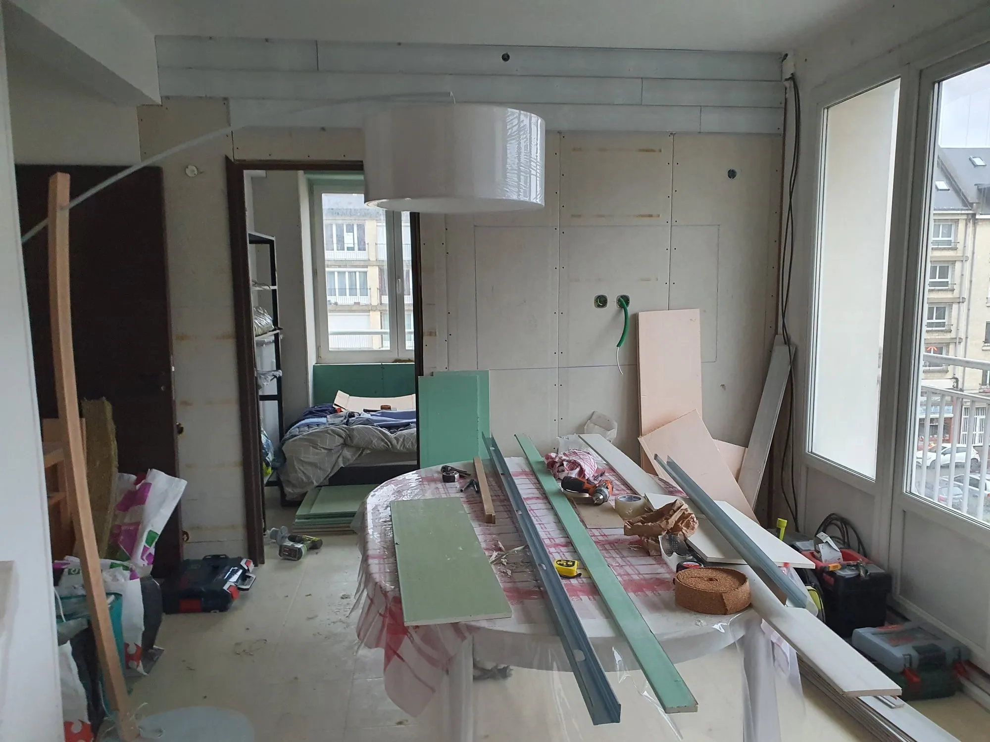 Ossature métallique et doublage des cloisons pendant le chantier