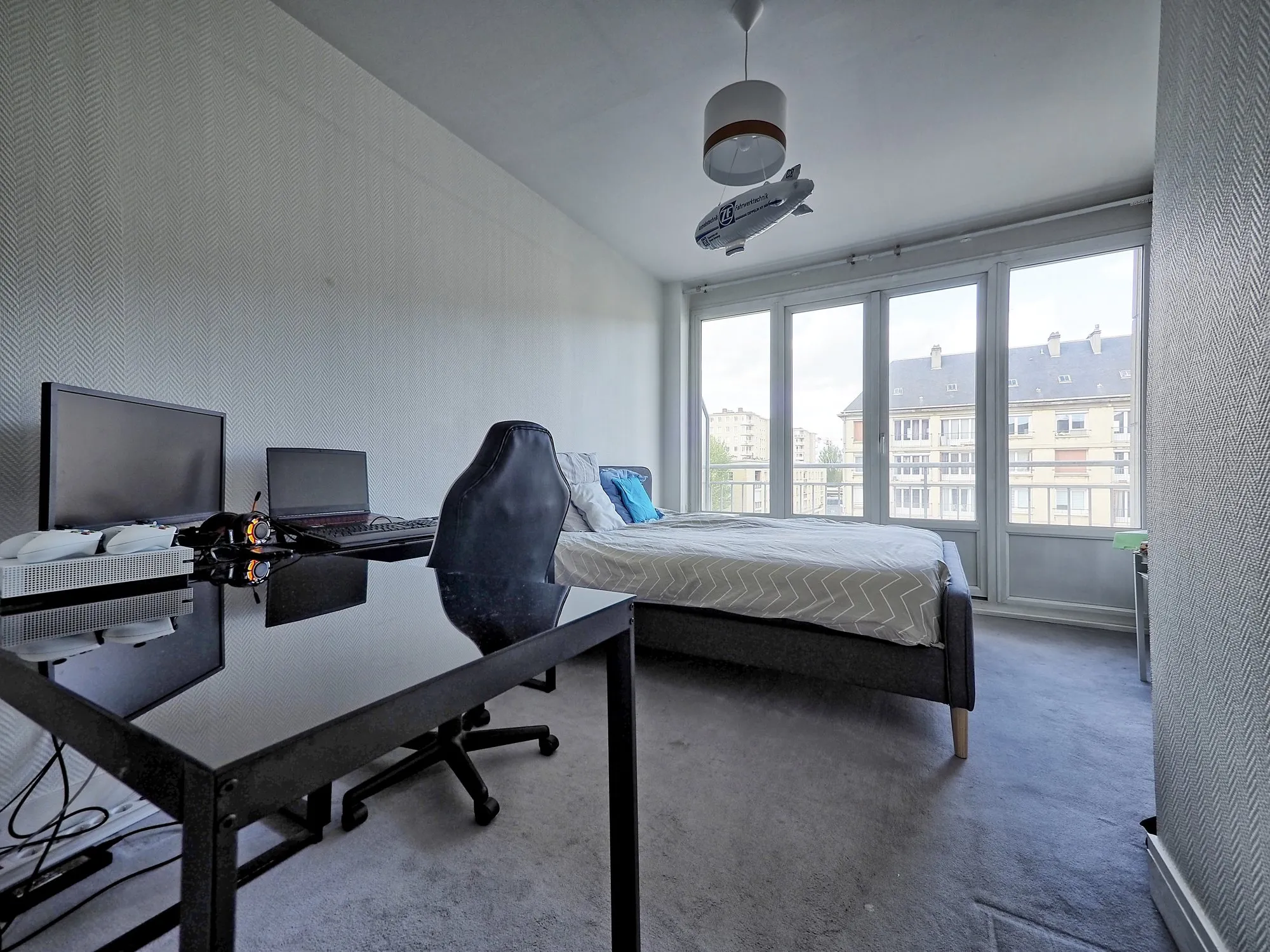 La chambre-bureau créée dans la longueur du séjour, après travaux