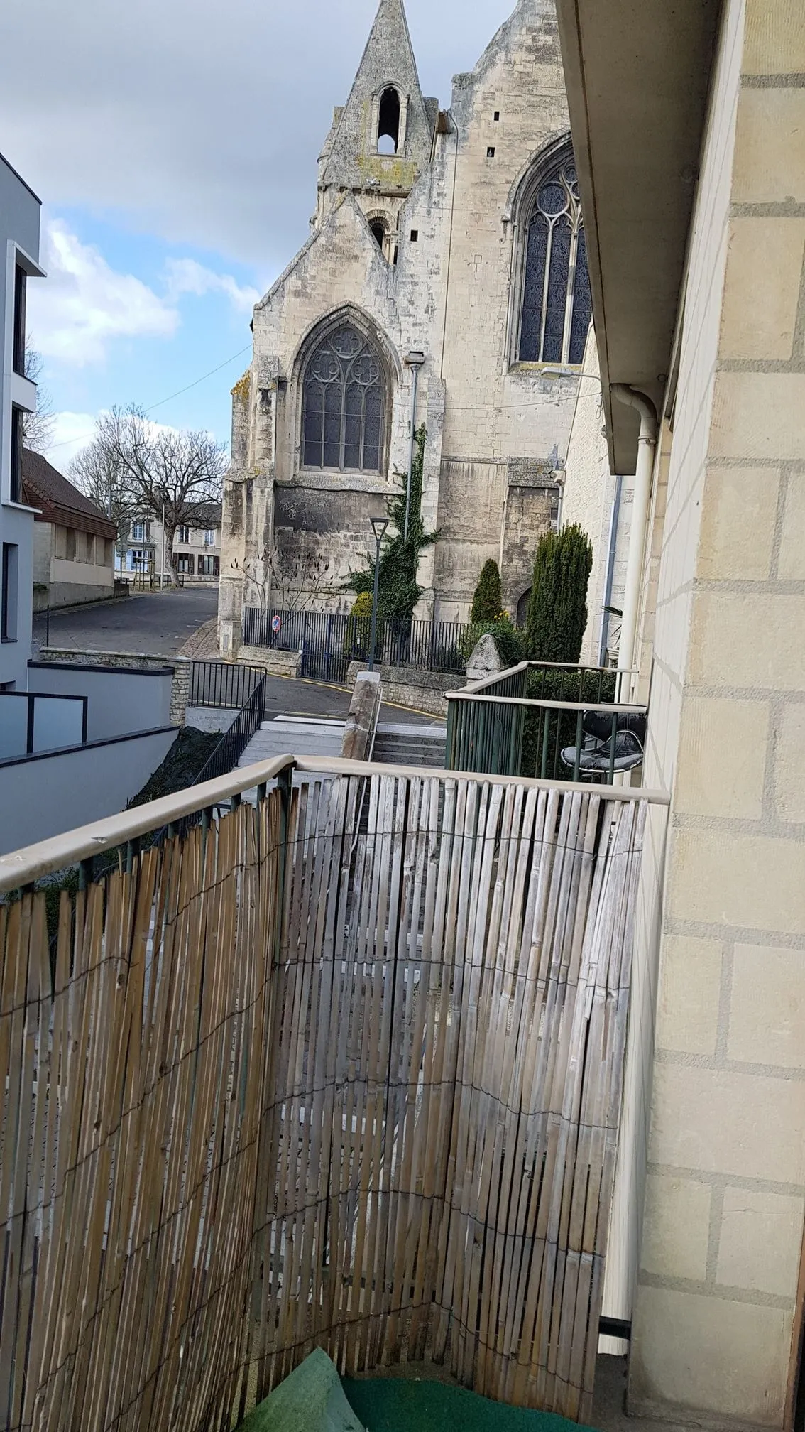 Balcon de l'appartement des Vaucelles avant travaux, brise-vue en bambou et gazon synthétique