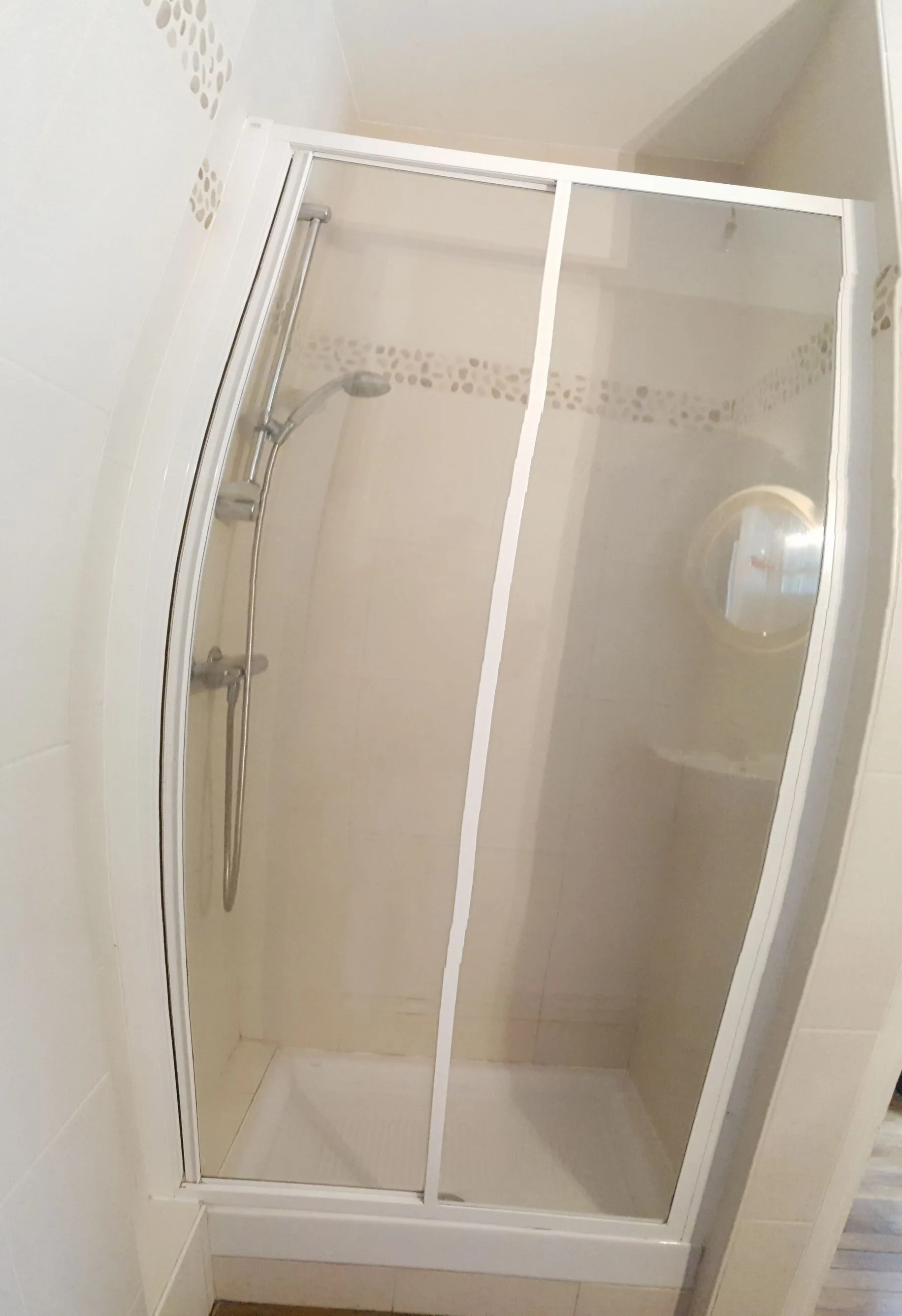 Ancienne salle d'eau des Vaucelles avec cabine de douche en plastique d'origine