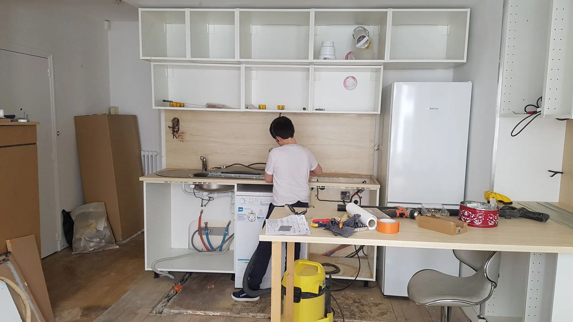 Montage de la cuisine des Vaucelles pendant le chantier, avec l'aide de la famille