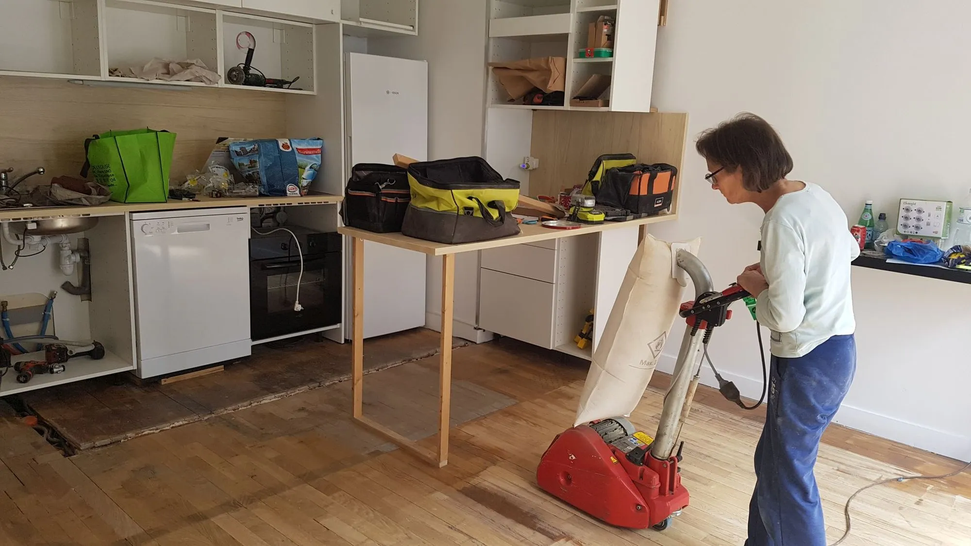 Ponçage du parquet à la monobrosse, en famille