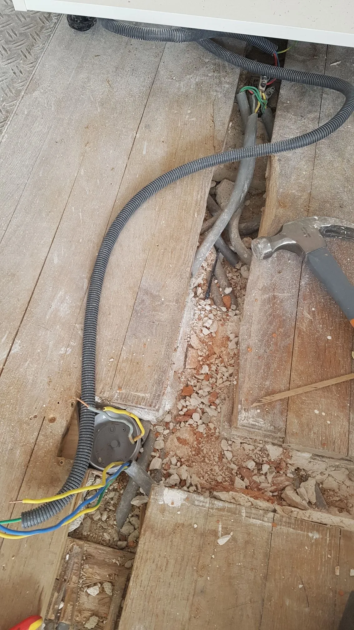 Saignée ouverte dans le parquet des Vaucelles pour passer une alimentation électrique
