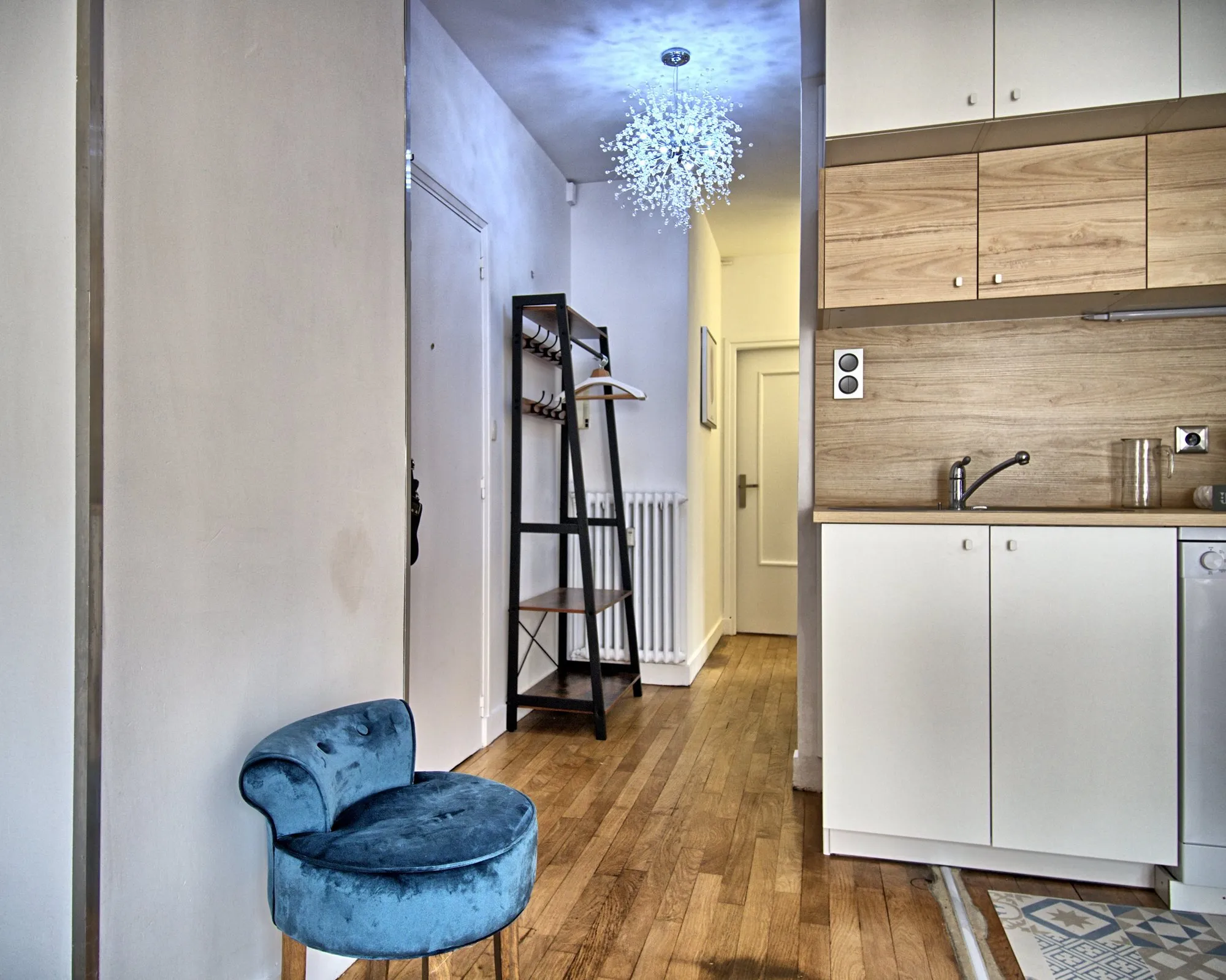 Le même couloir après travaux, parquet remis à nu et kitchenette dans le prolongement