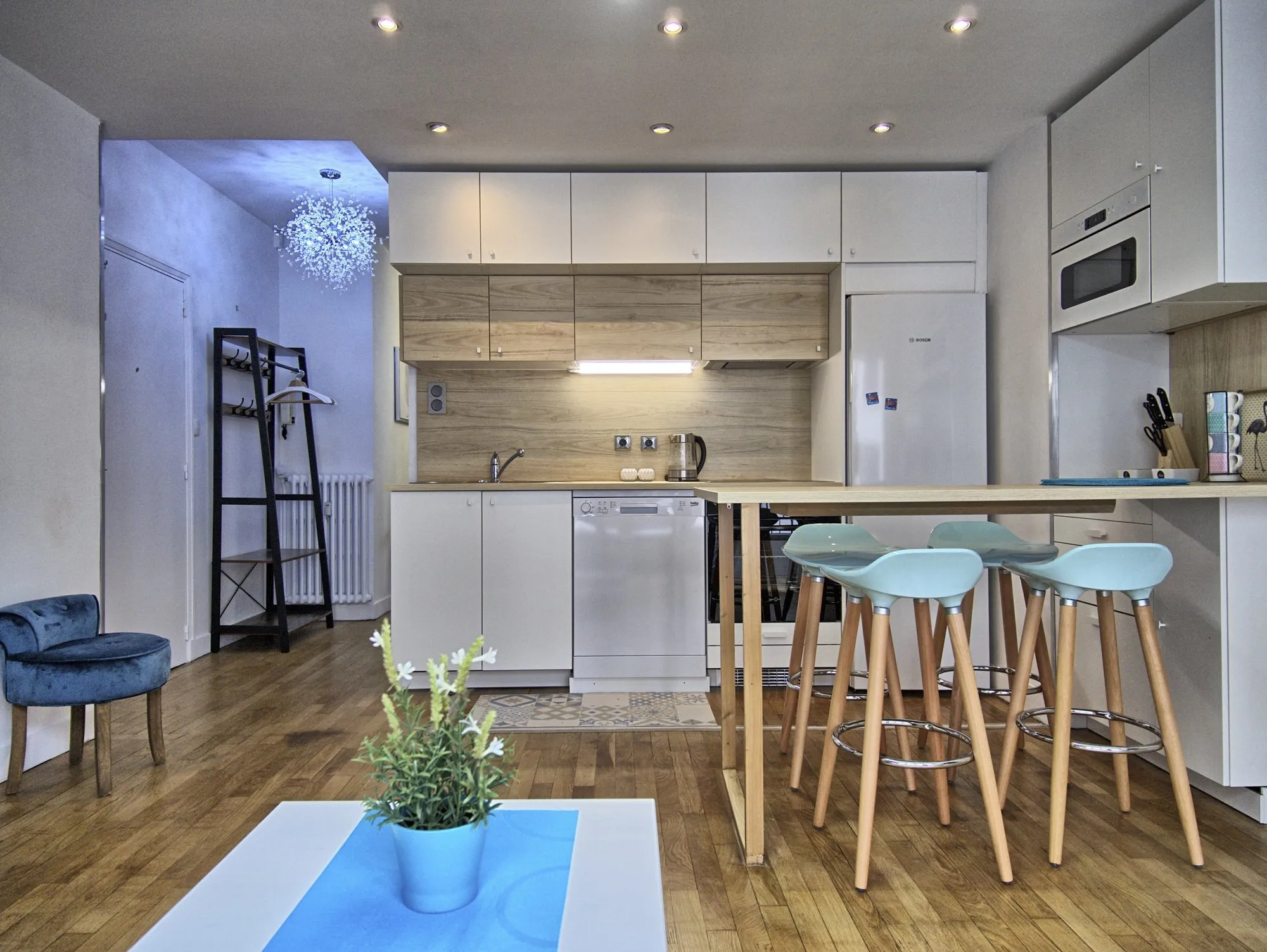 La même cuisine après travaux, linéaire clair et électroménager intégré