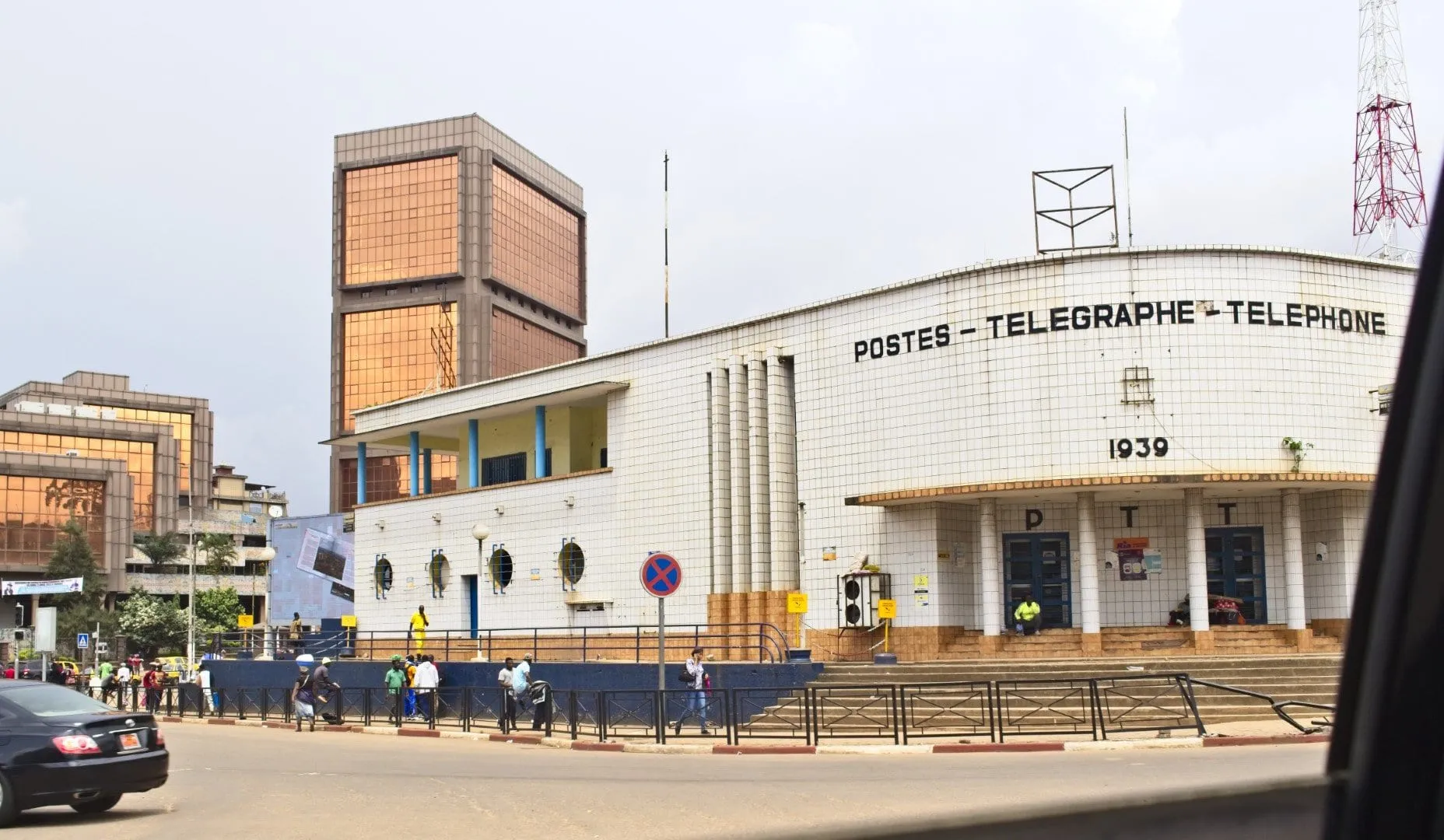 Un bâtiment des postes de 1939 à Douala, façade blanche portant l'inscription Postes Télégraphe Téléphone