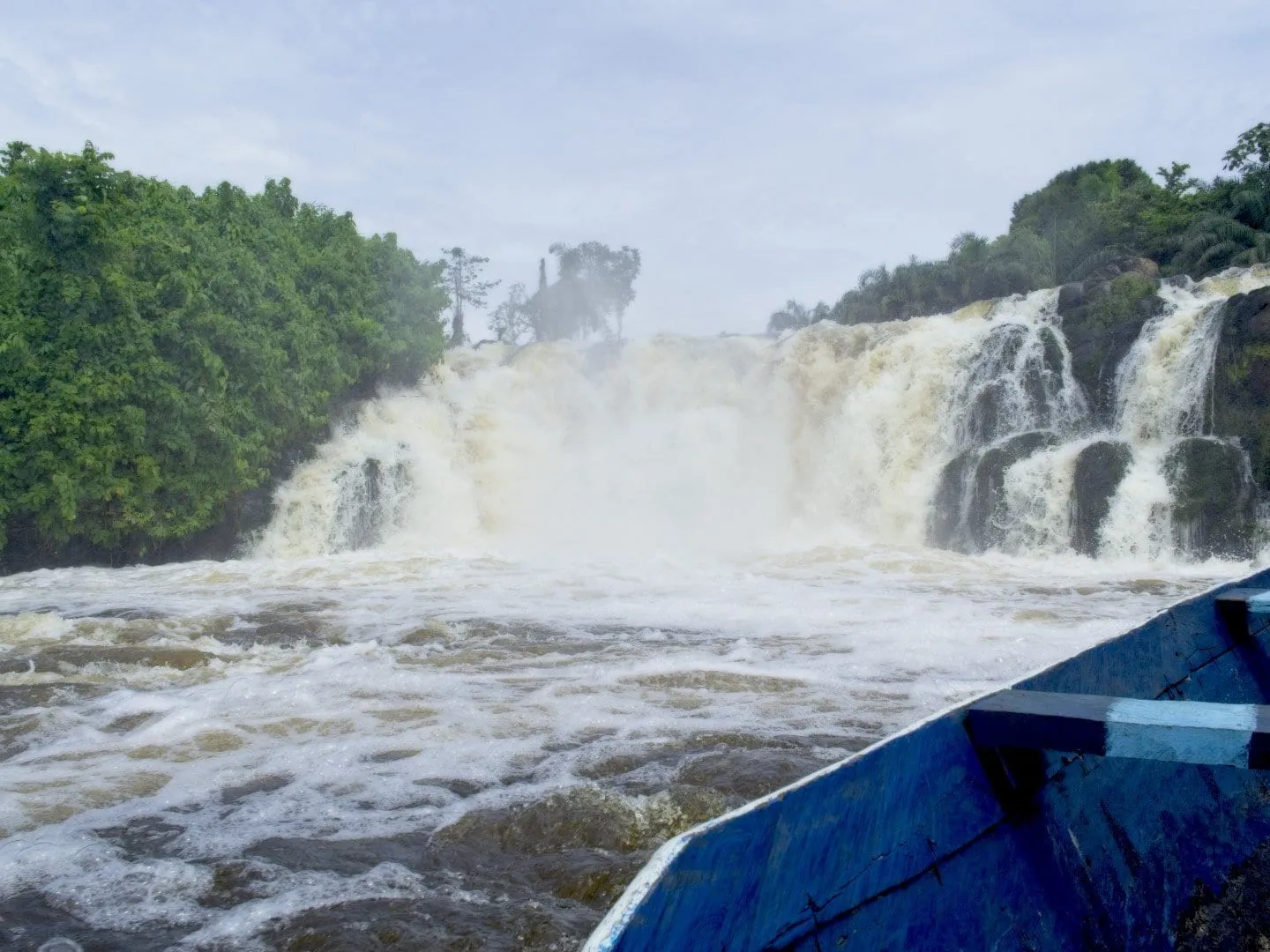 Les chutes de la Lobé se jetant directement dans l’océan, vues de la pirogue