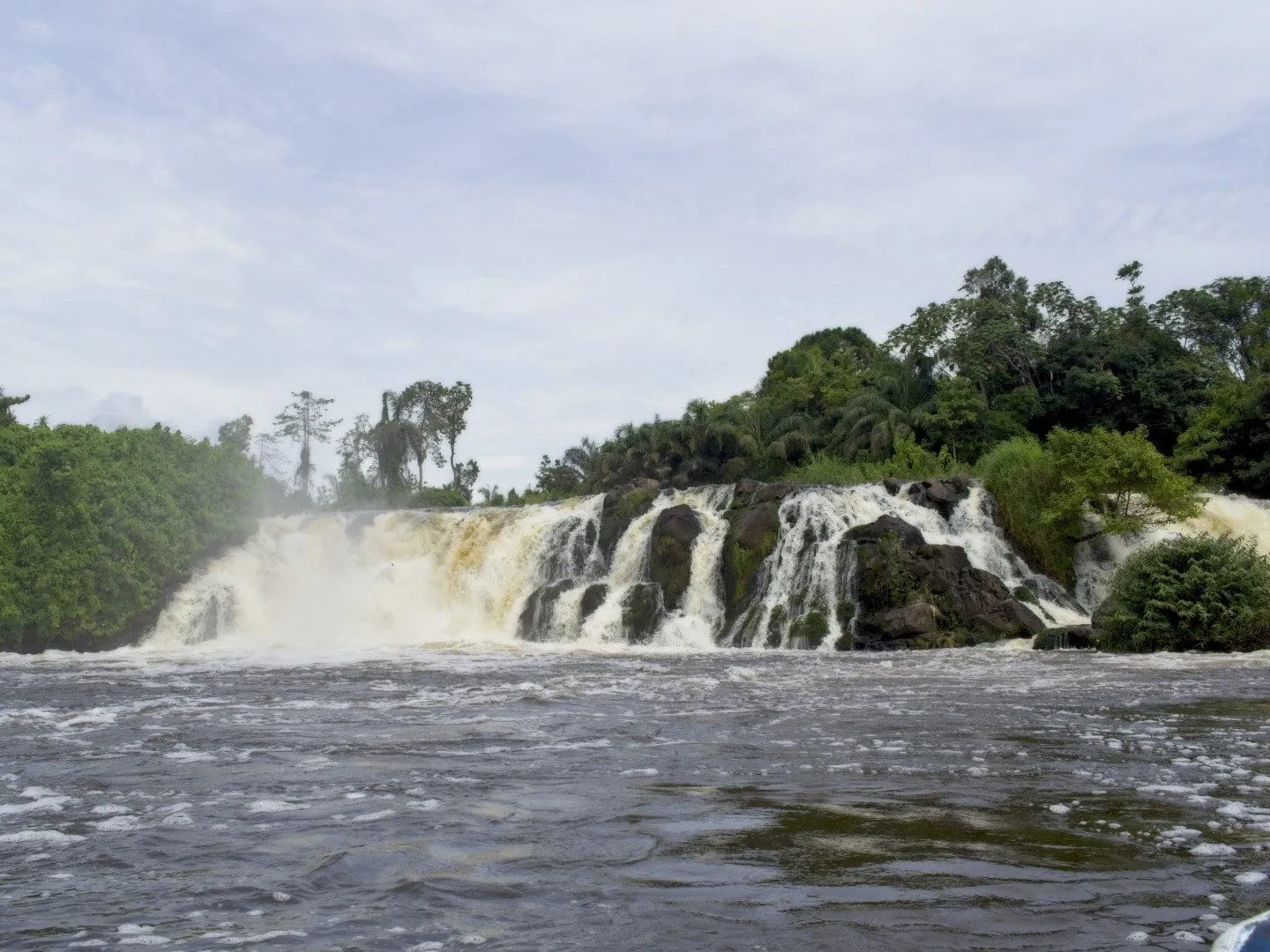 Les chutes de la Lobé sur toute leur largeur, une succession de cascades entre la forêt et l'océan