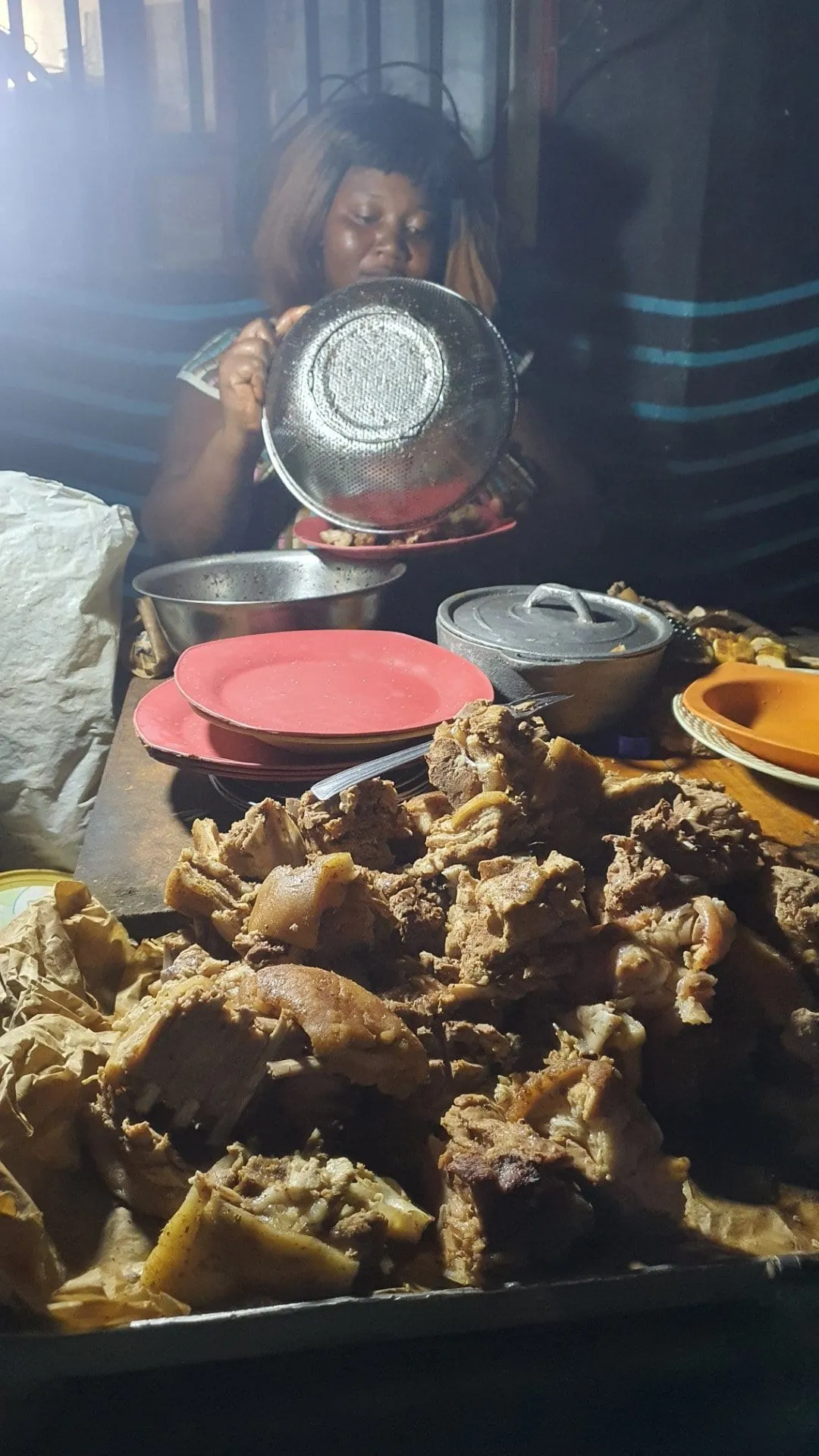 Une assiette de morceaux de viande grillée posée sur une table