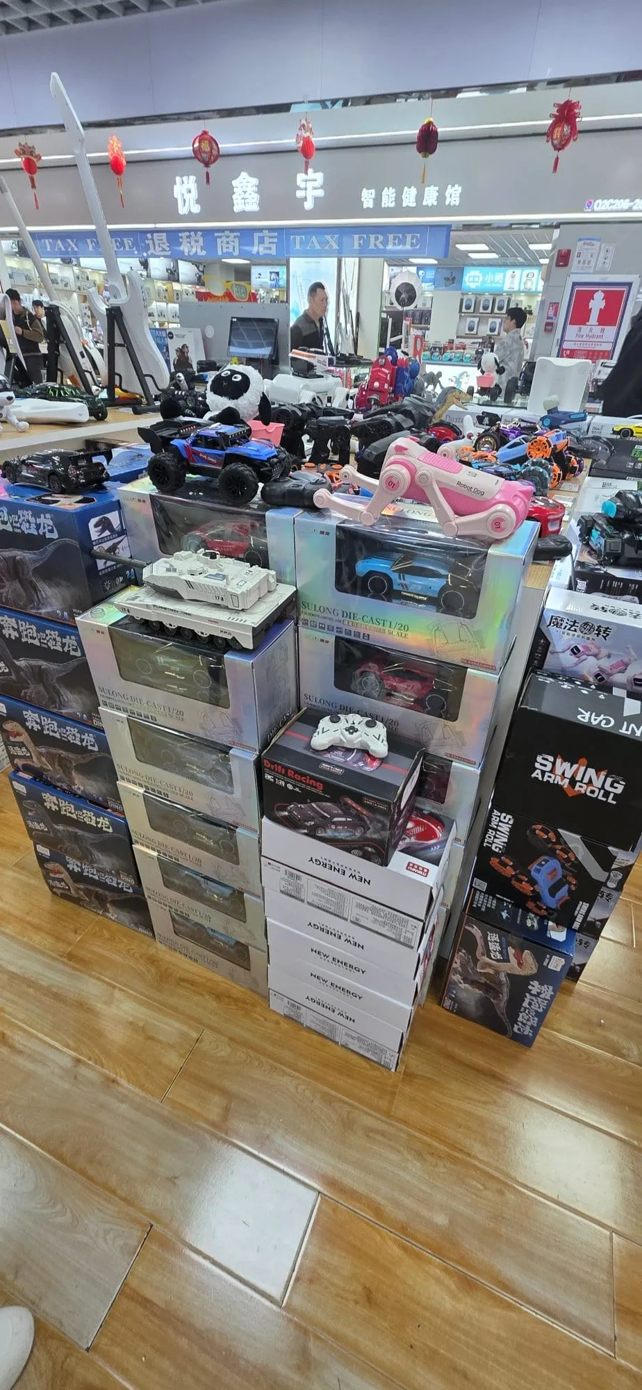 Une allée bordée de boutiques d'électronique, avec des présentoirs jusqu'au plafond