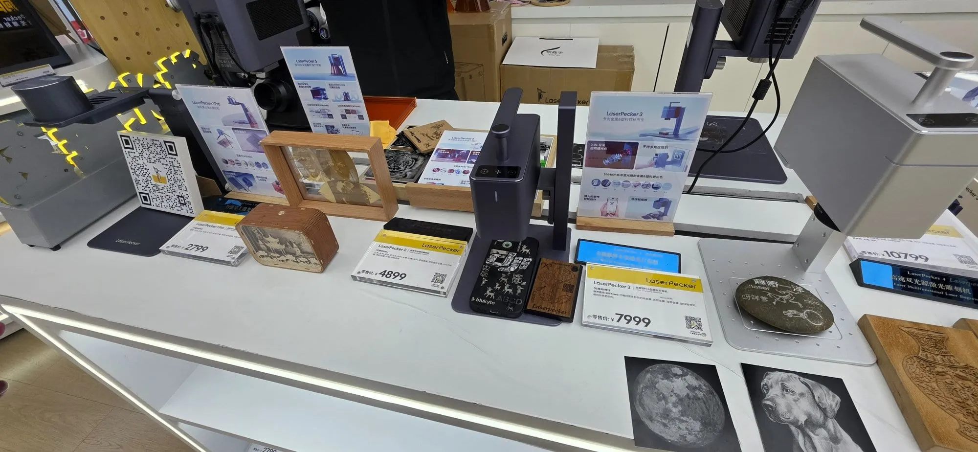 Un comptoir de vente couvert de composants électroniques et de petits appareils, sous éclairage néon