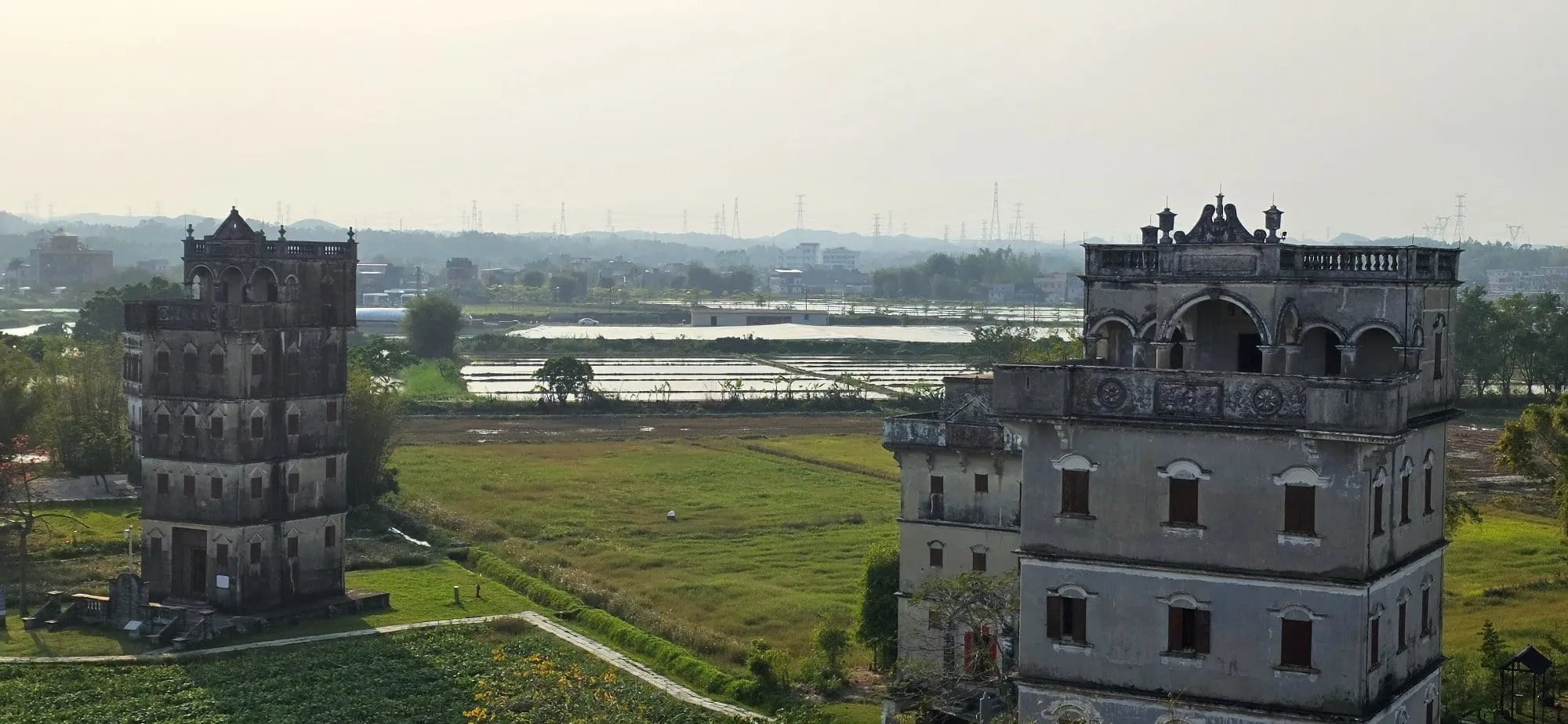 Une tour diaolou isolée au milieu des rizières de Kaiping, au coucher du soleil