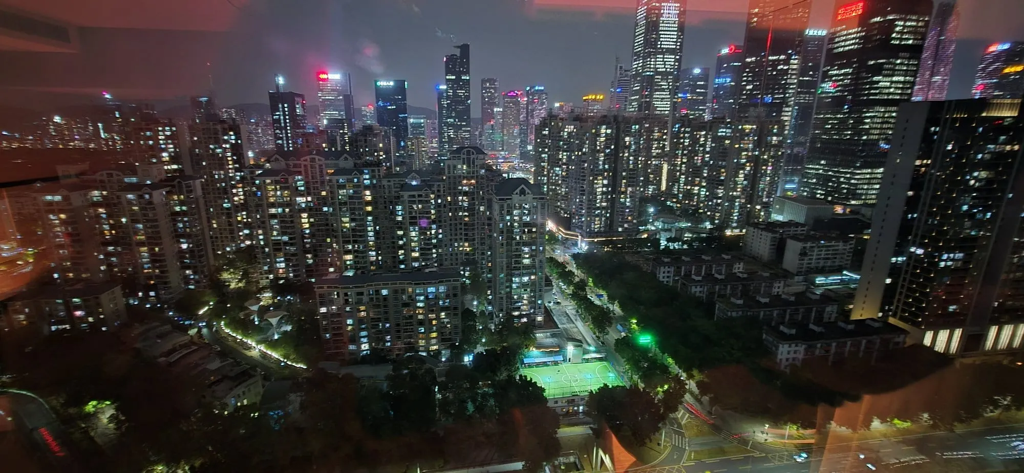 Les gratte-ciel de Shenzhen illuminés, vus de nuit