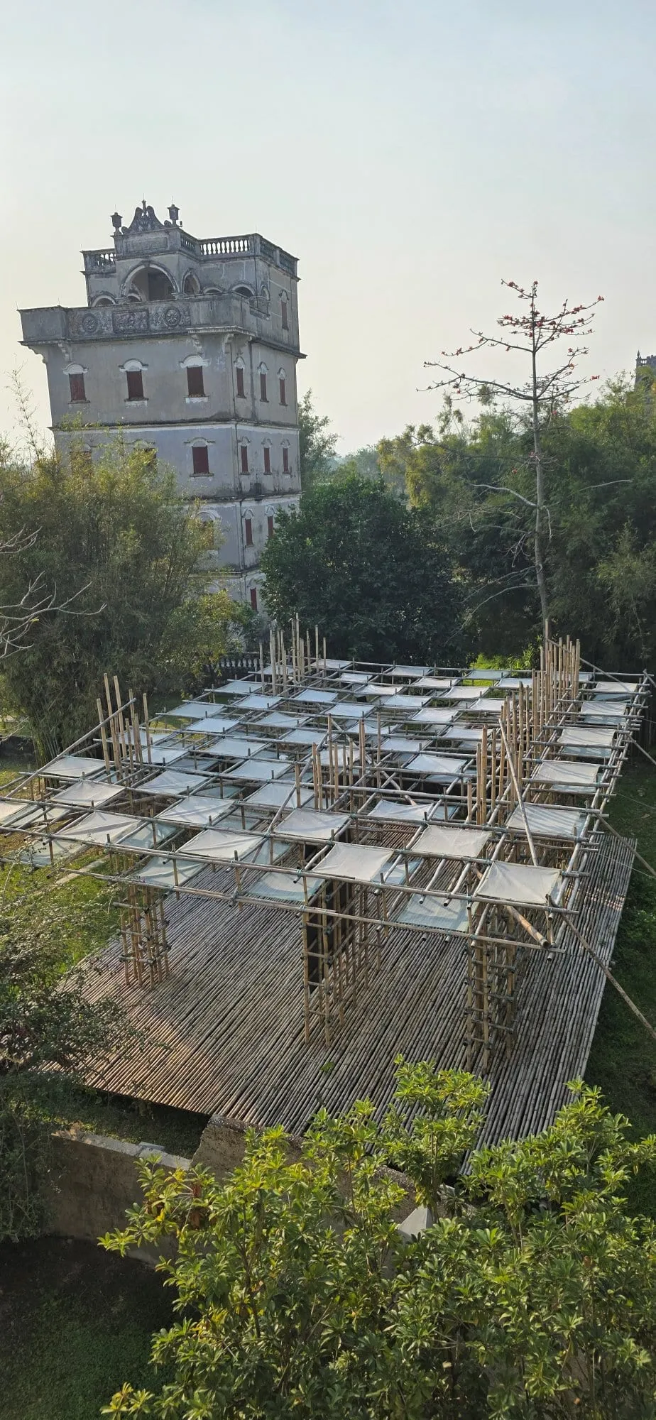 La toiture ouvragée d'une tour diaolou, coupole et balustrades