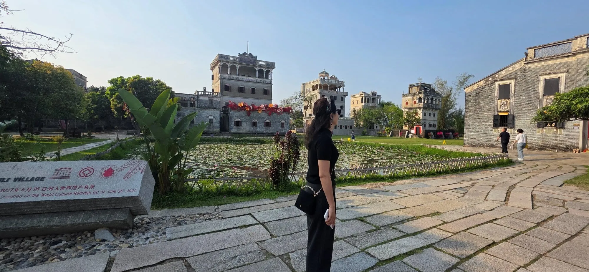 Un village de Kaiping avec plusieurs tours diaolou entre les maisons basses