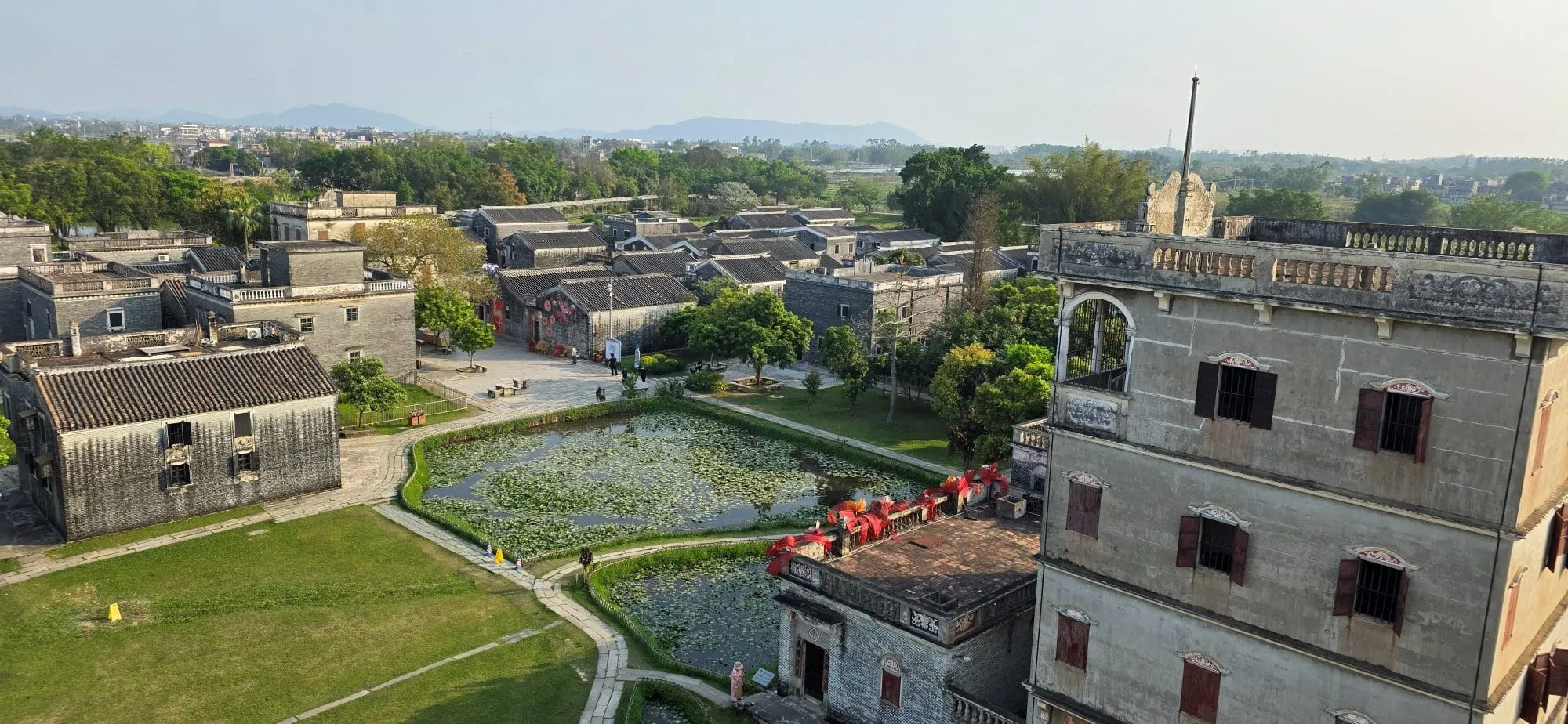 Vue du village et des champs depuis le toit d'une tour diaolou
