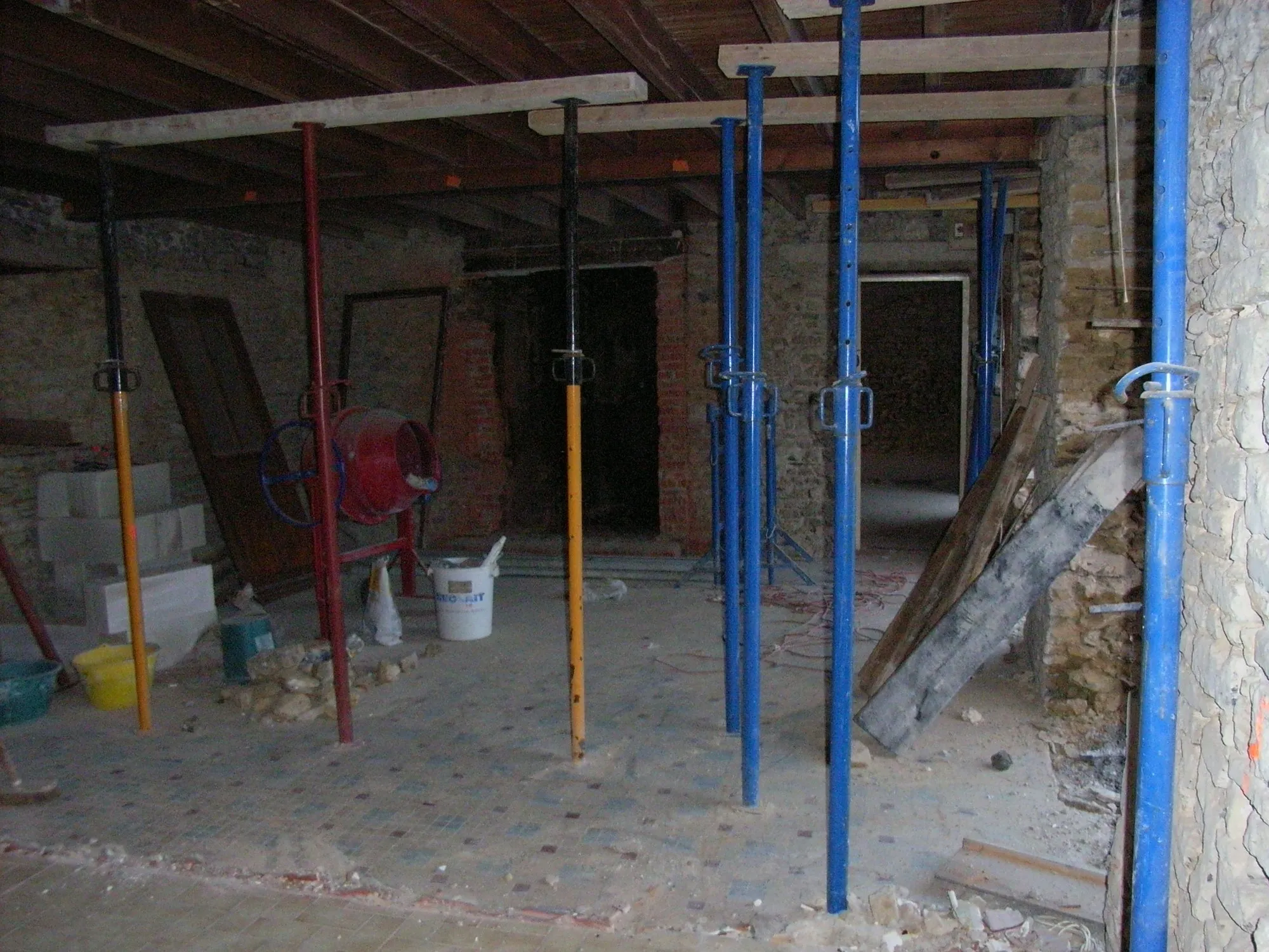 Étais métalliques soutenant les planchers dans la maison en travaux