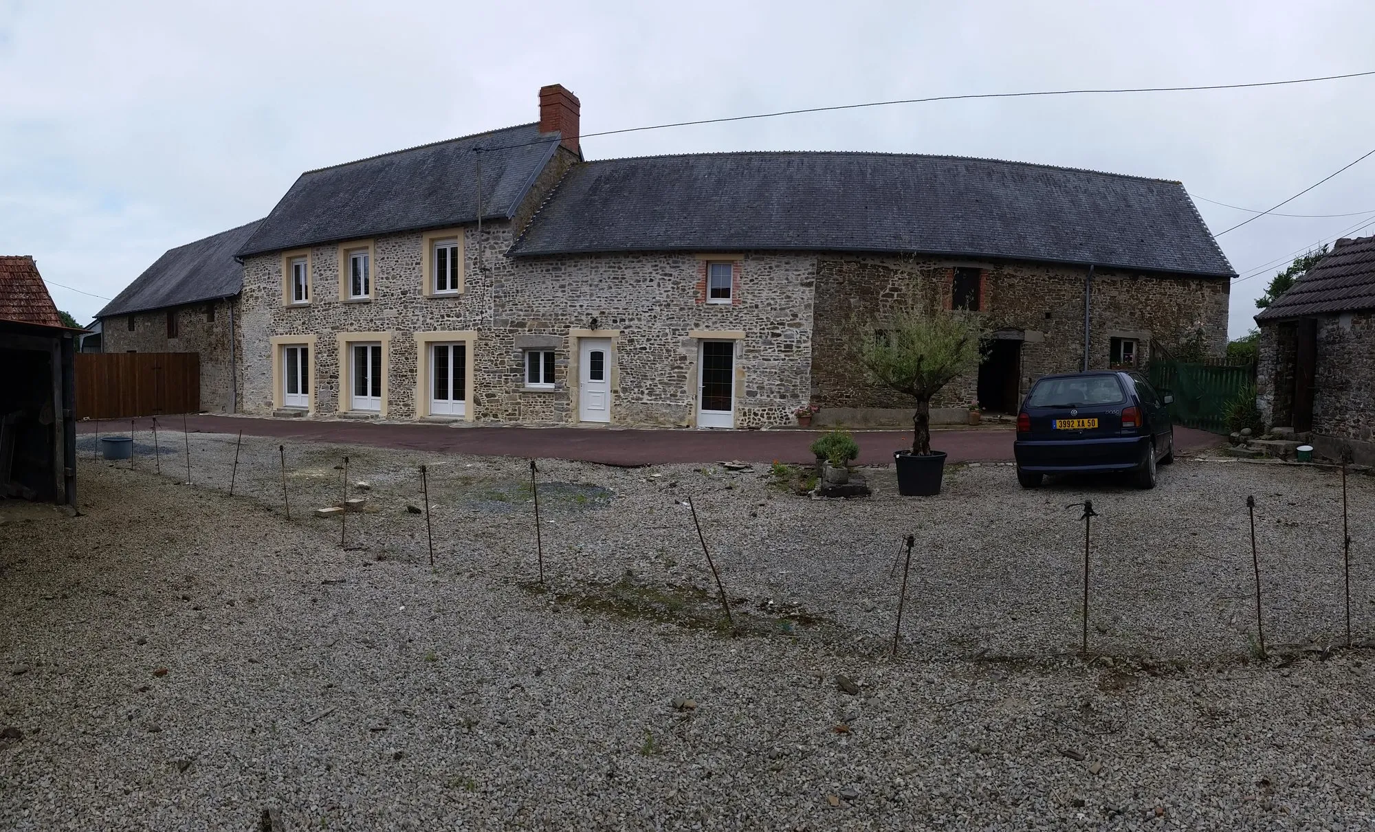 La longère rénovée et sa cour dans le Cotentin