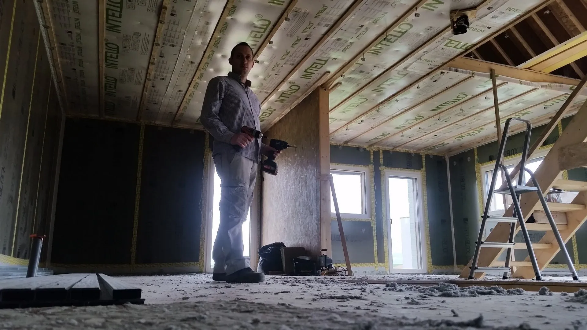 Traitement de l'étanchéité à l'air en cours sur le chantier de la maison passive
