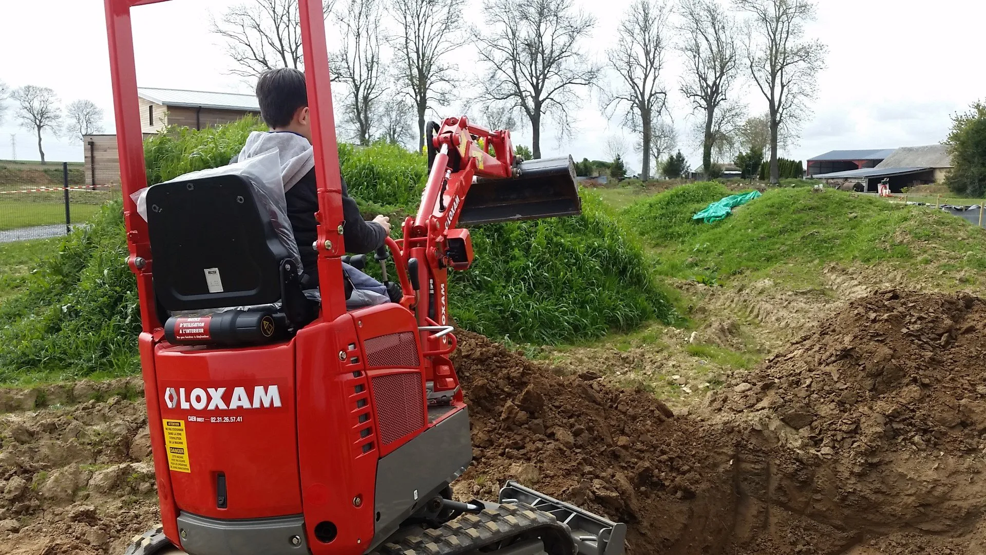 Minipelle extrayant la terre le long de la maison, avril 2017