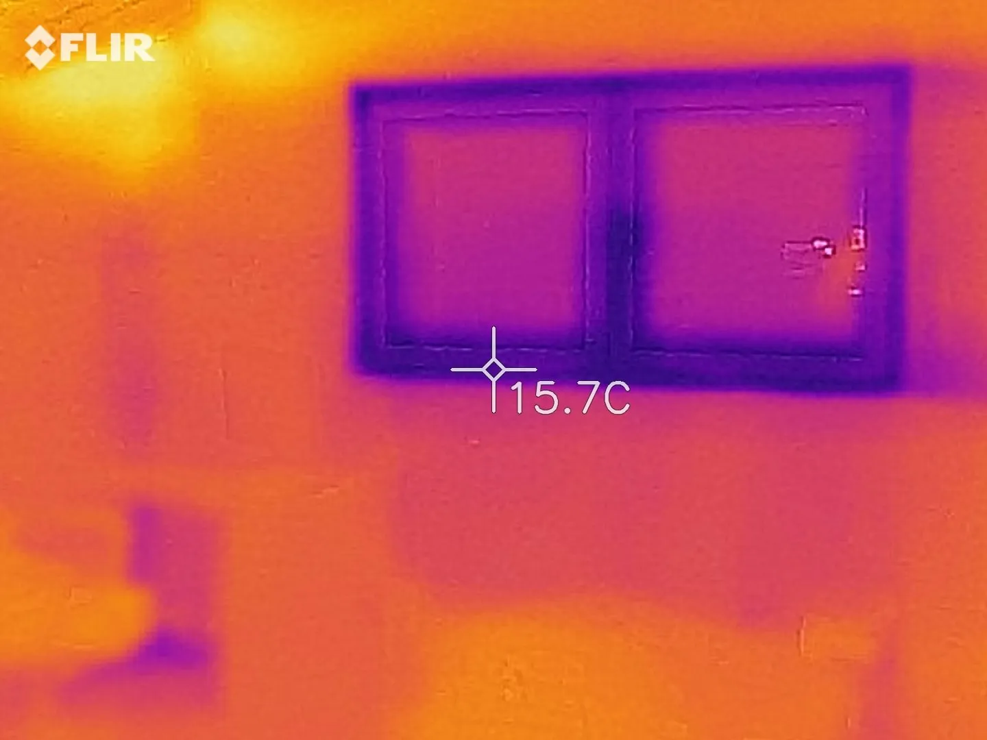 Thermogramme d'une fenêtre de la maison passive, montrant l'écart de température par une nuit froide