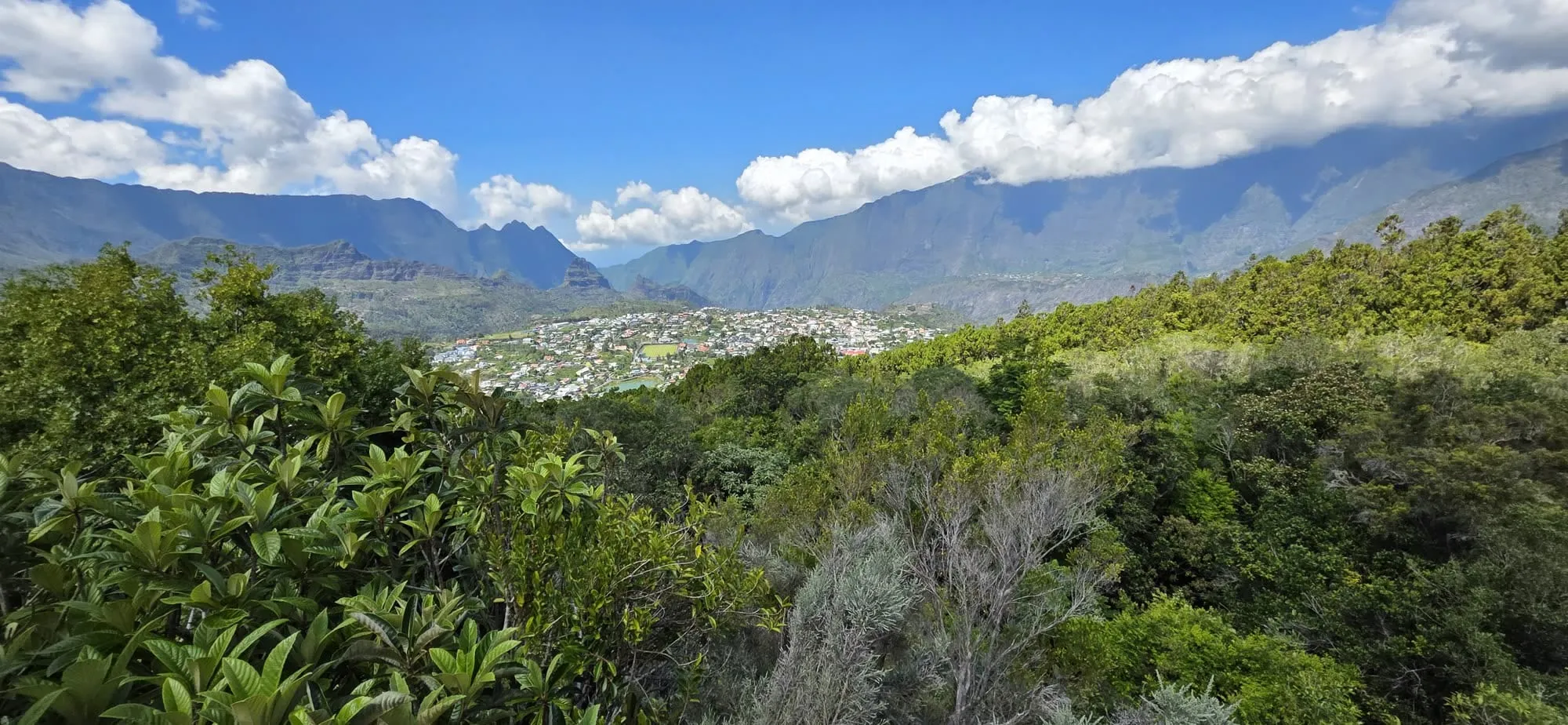 Le cirque de Cilaos vu depuis la Roche Merveilleuse, le village posé au fond des remparts