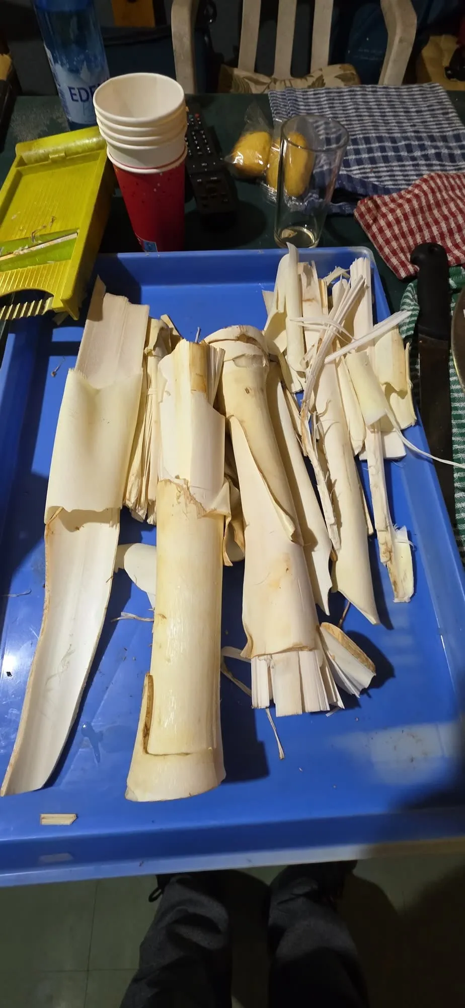Une caisse remplie de cœurs de palmier blancs, prêts à être préparés