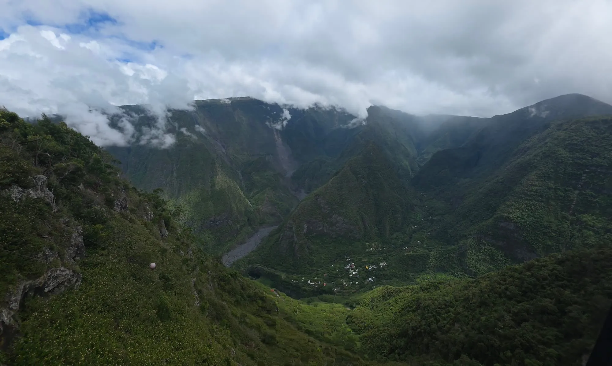 Le village de Grand Bassin vu du belvédère, au fond d'une vallée encaissée