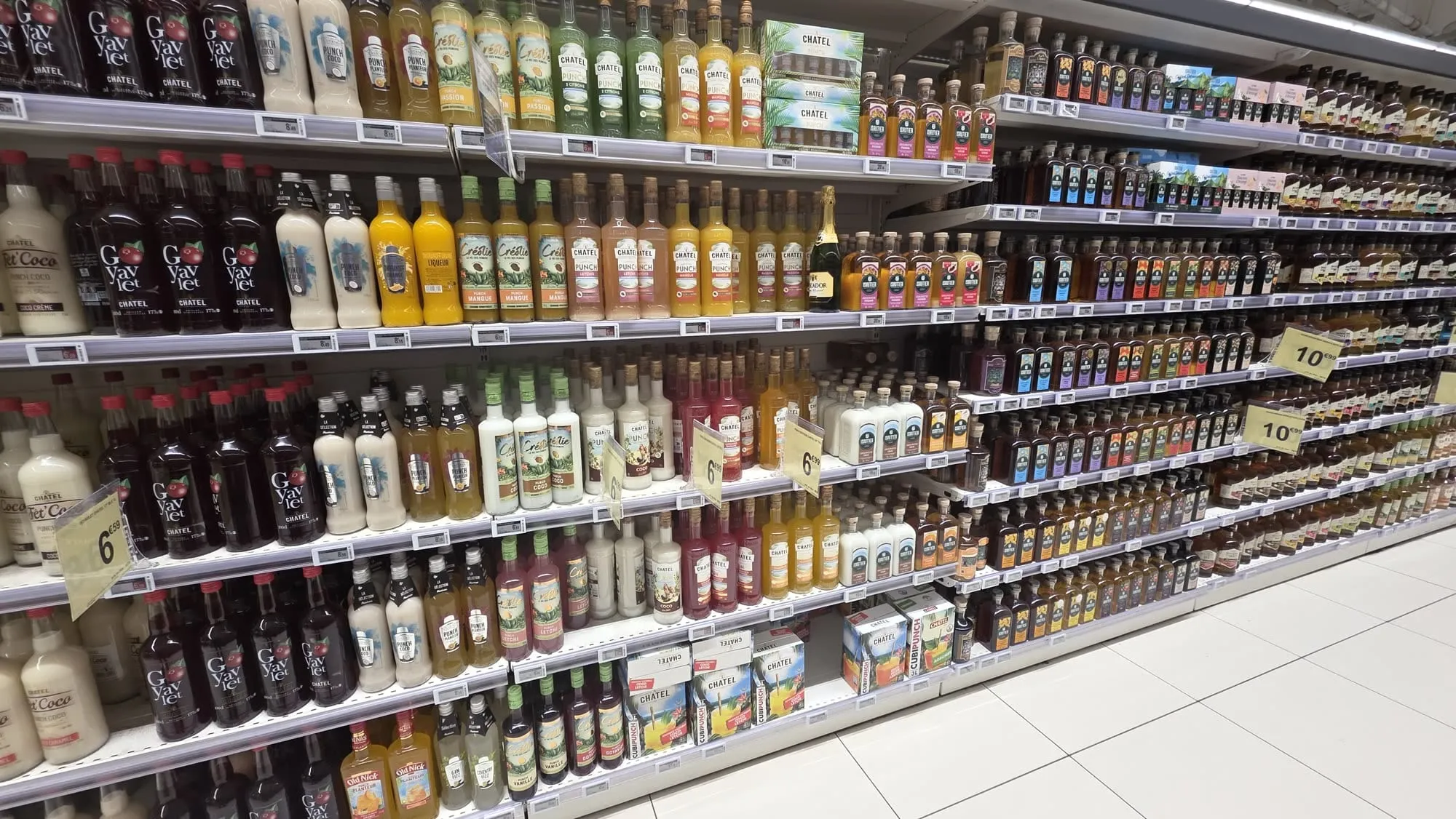 Un rayon de supermarché rempli de bouteilles de rhums arrangés colorés