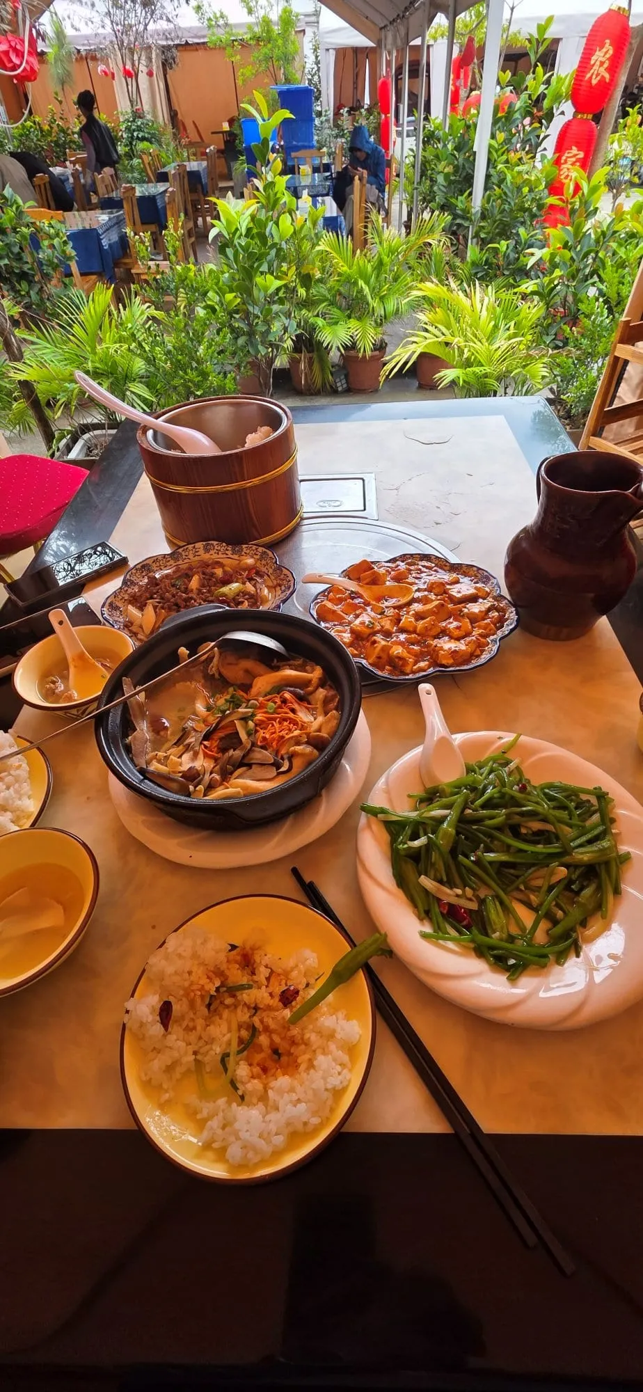 Un plat de cuisine du Yunnan servi dans un bol, légumes et bouillon