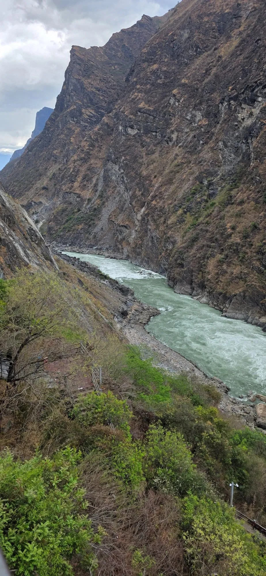 La gorge du Saut du Tigre vue depuis le sentier, le fleuve en contrebas entre deux parois