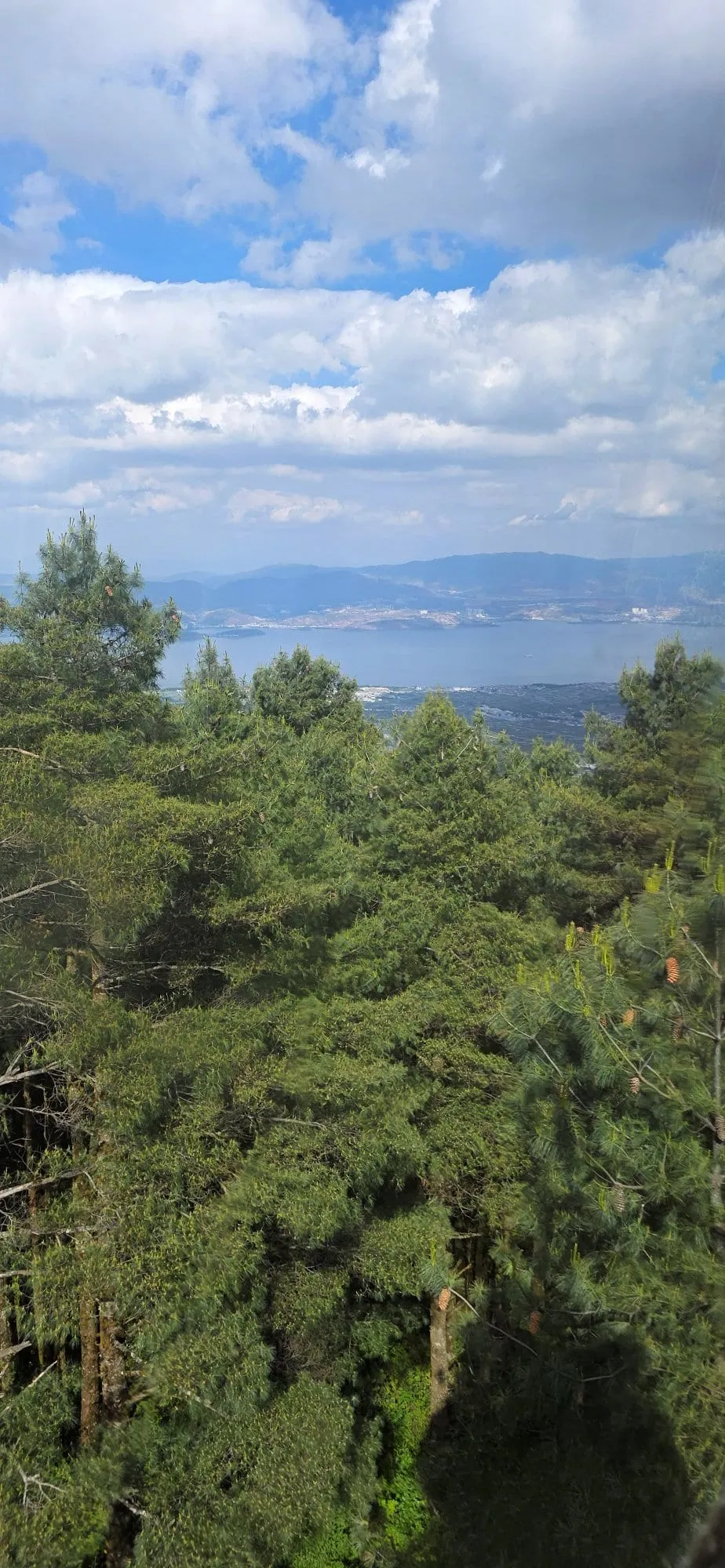 Le lac Erhai vu depuis les hauteurs du Cangshan, à 2 889 mètres d'altitude