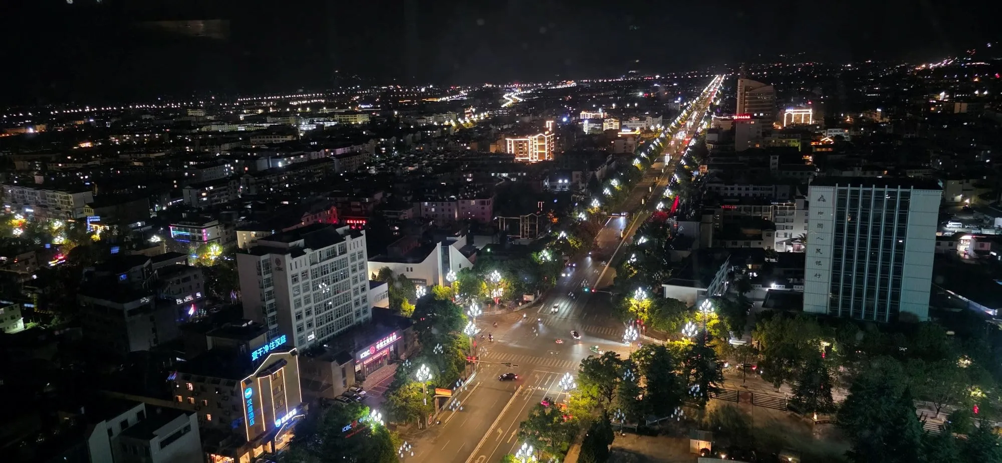 La vieille ville de Lijiang illuminée la nuit, lanternes rouges au-dessus des ruelles