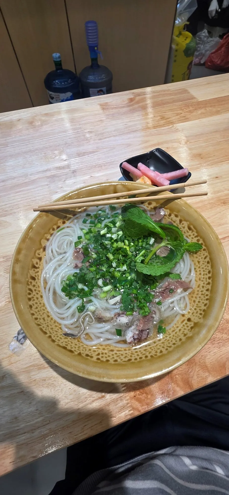 Un bol de nouilles du Yunnan avec bouillon, herbes et viande