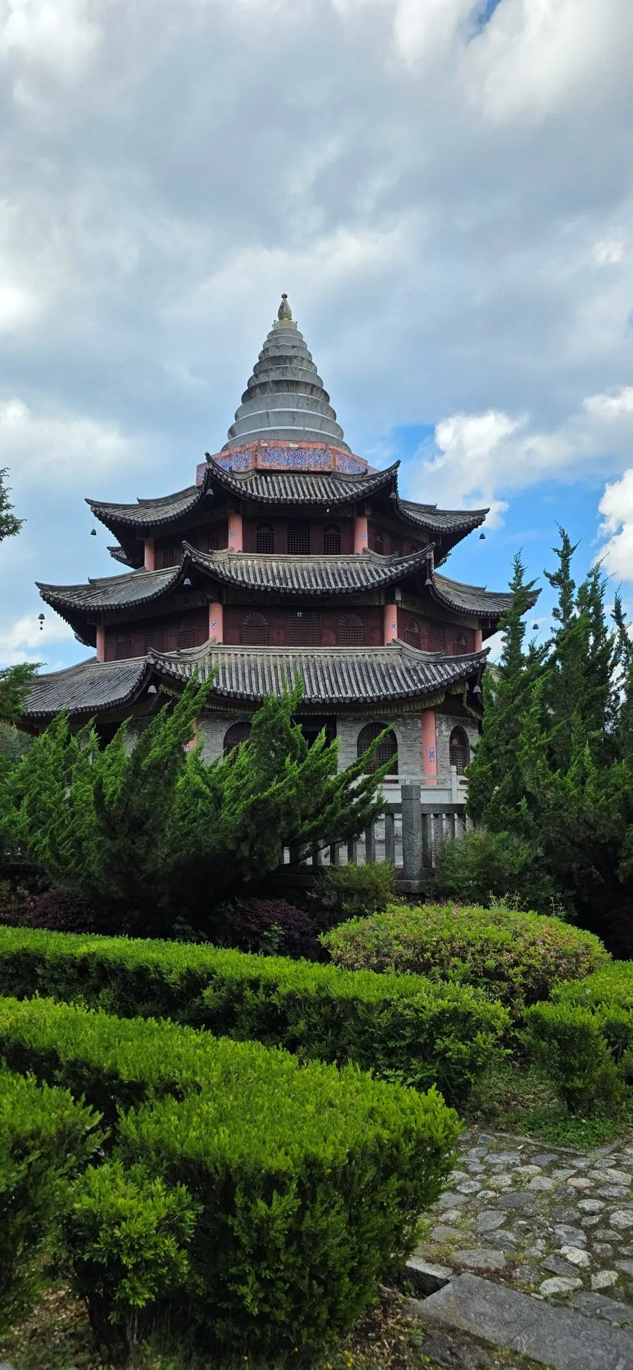 Une pagode de pierre à plusieurs étages, dans le village de Xizhou