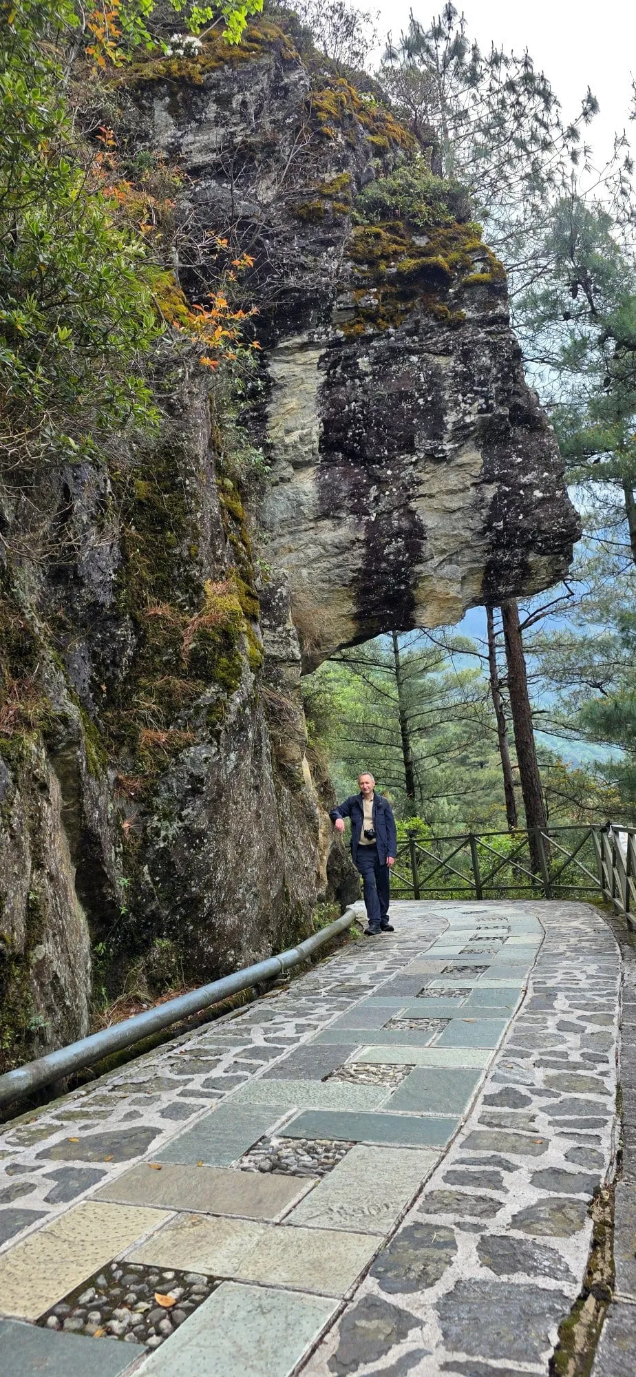 Une passerelle métallique accrochée au flanc du mont Cangshan, au-dessus du vide