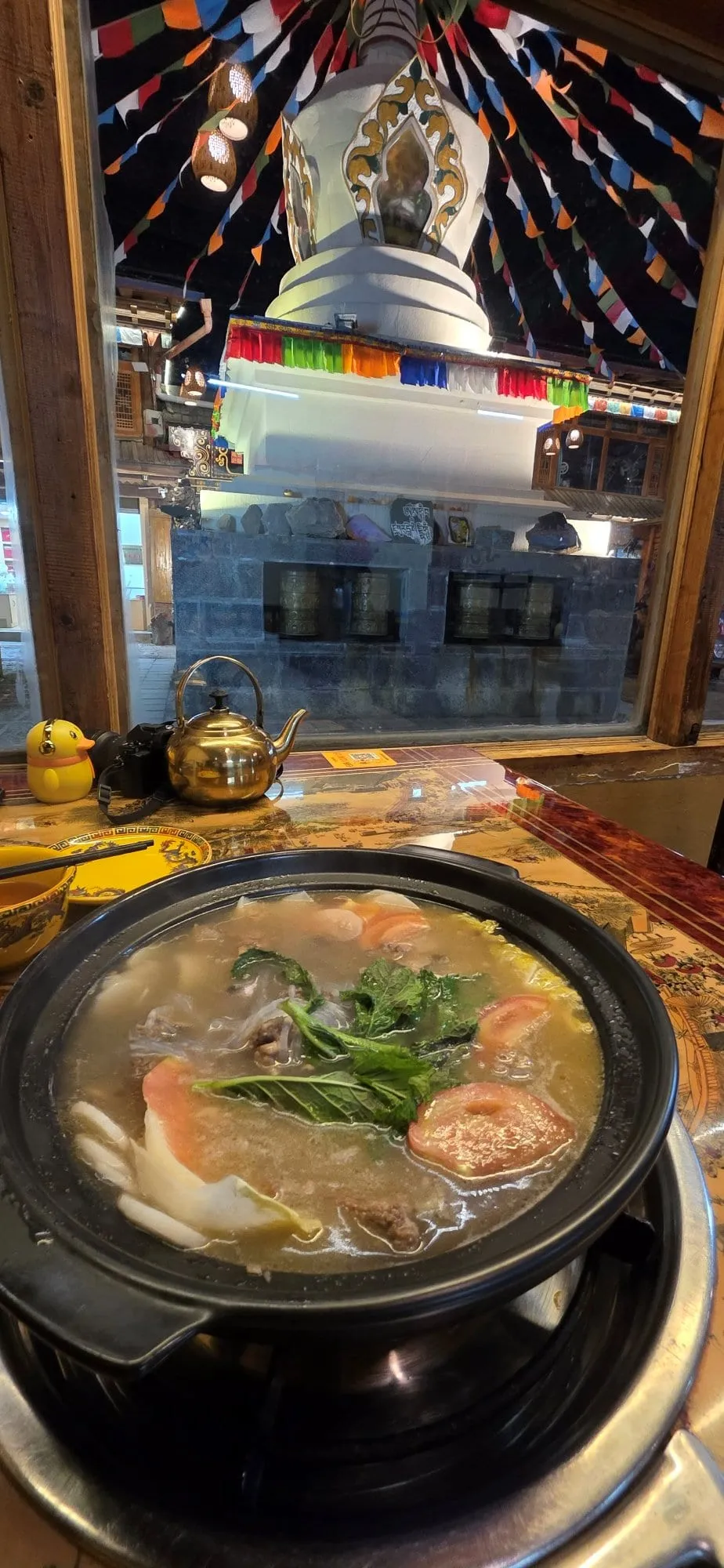 Un repas tibétain servi sur une table, plusieurs plats en bols