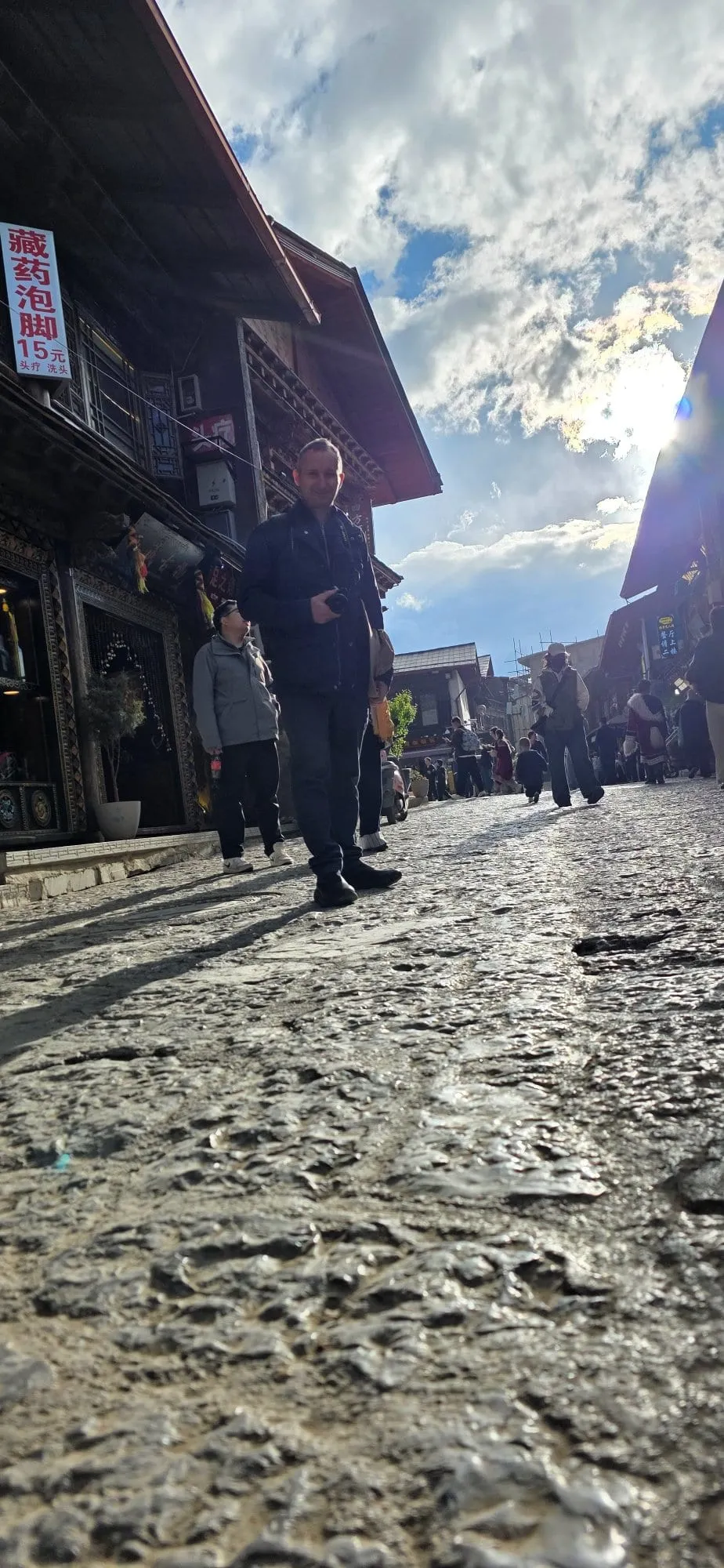 Une rue pavée de Shangri-La bordée de maisons de bois