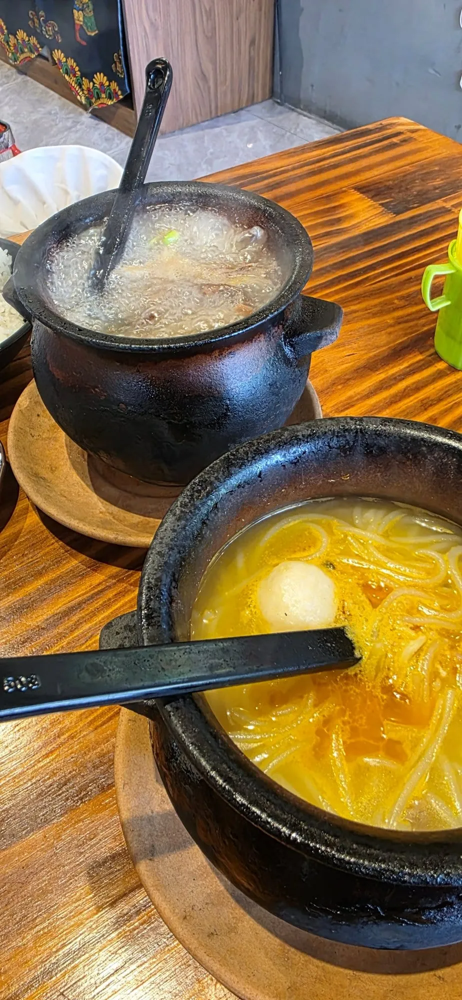Un bol de soupe de nouilles servi sur une table à Lijiang