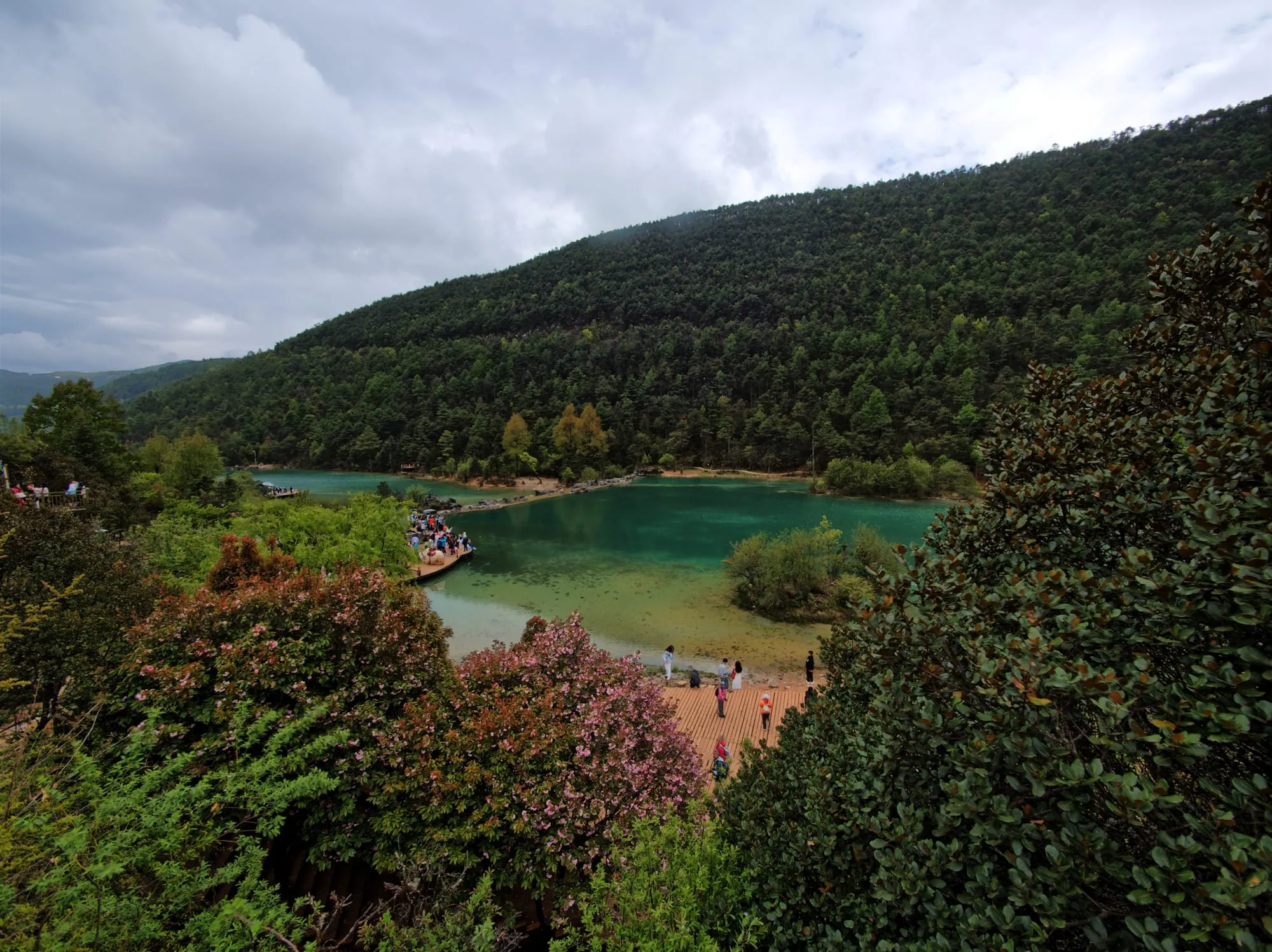 Le lac turquoise de la Vallée de la Lune Bleue, au pied du massif du Dragon de Jade